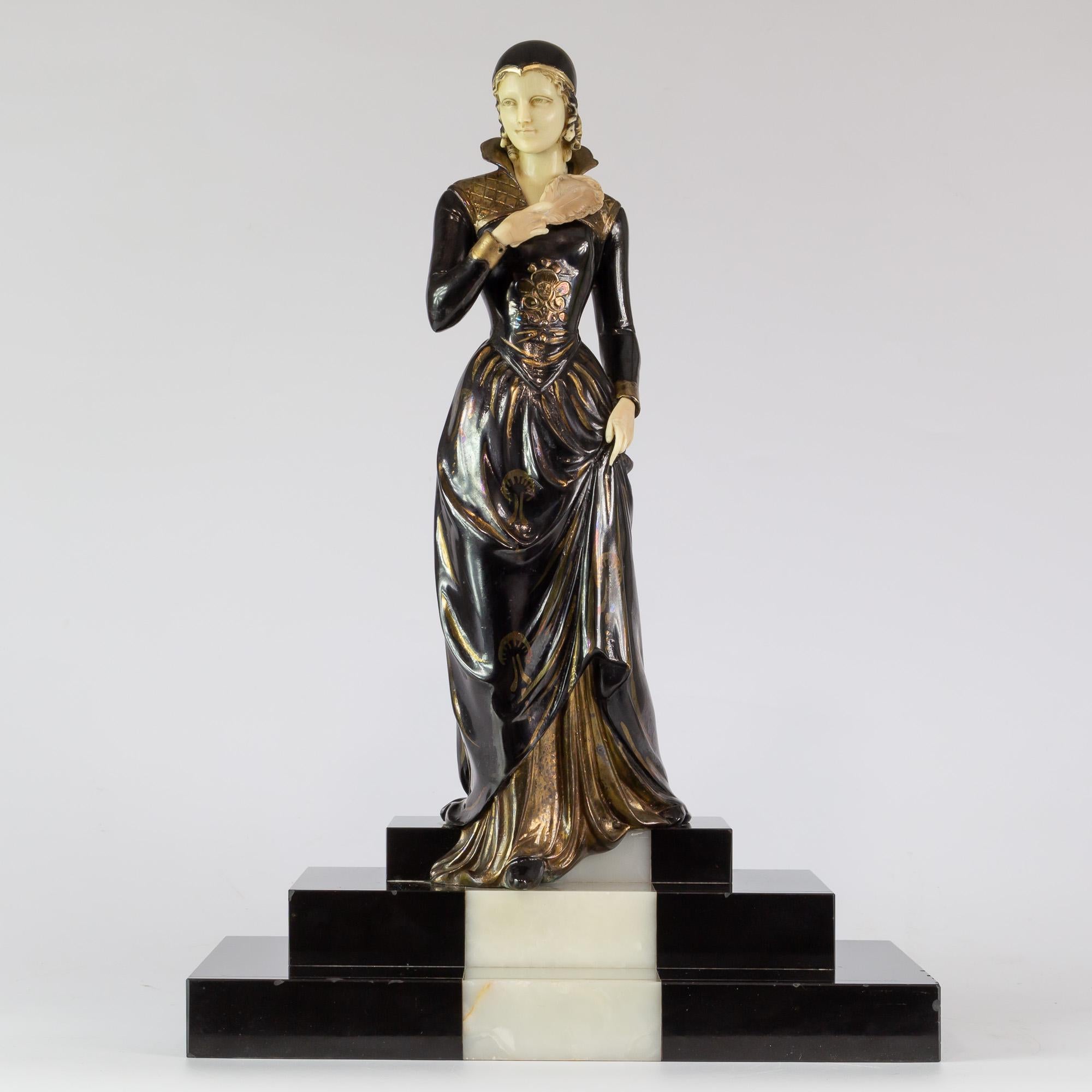 Damenfigur in polychromer und goldener Fonte d'Art mit Kopf und Händen aus Elfenbein (NICHT Elfenbein)
Sockel aus belgischem Marmor und Onyx
Dieses Stück ist auf dem Sockel von 