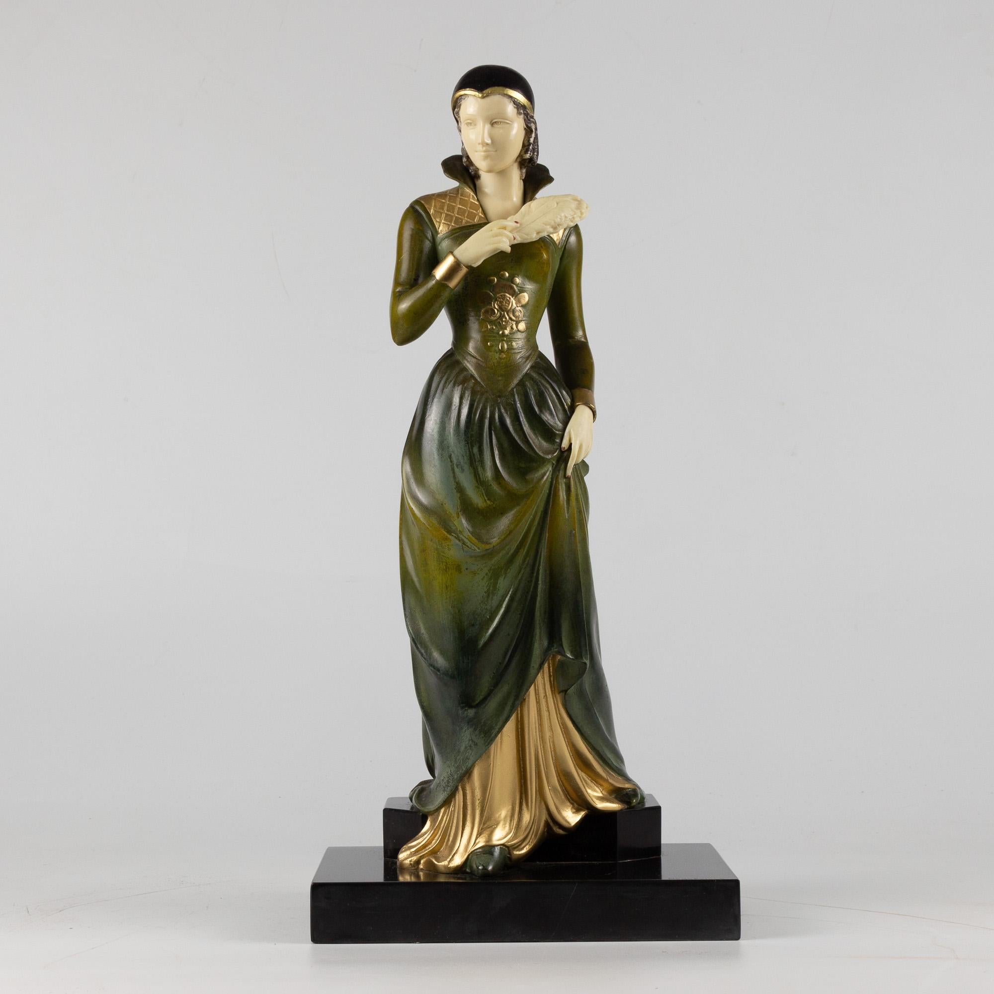 Figure de dame en fonte d'art polychrome et or avec tête et mains en ivoirine.
Base en marbre belge.
Cette pièce est signée sur la base par 