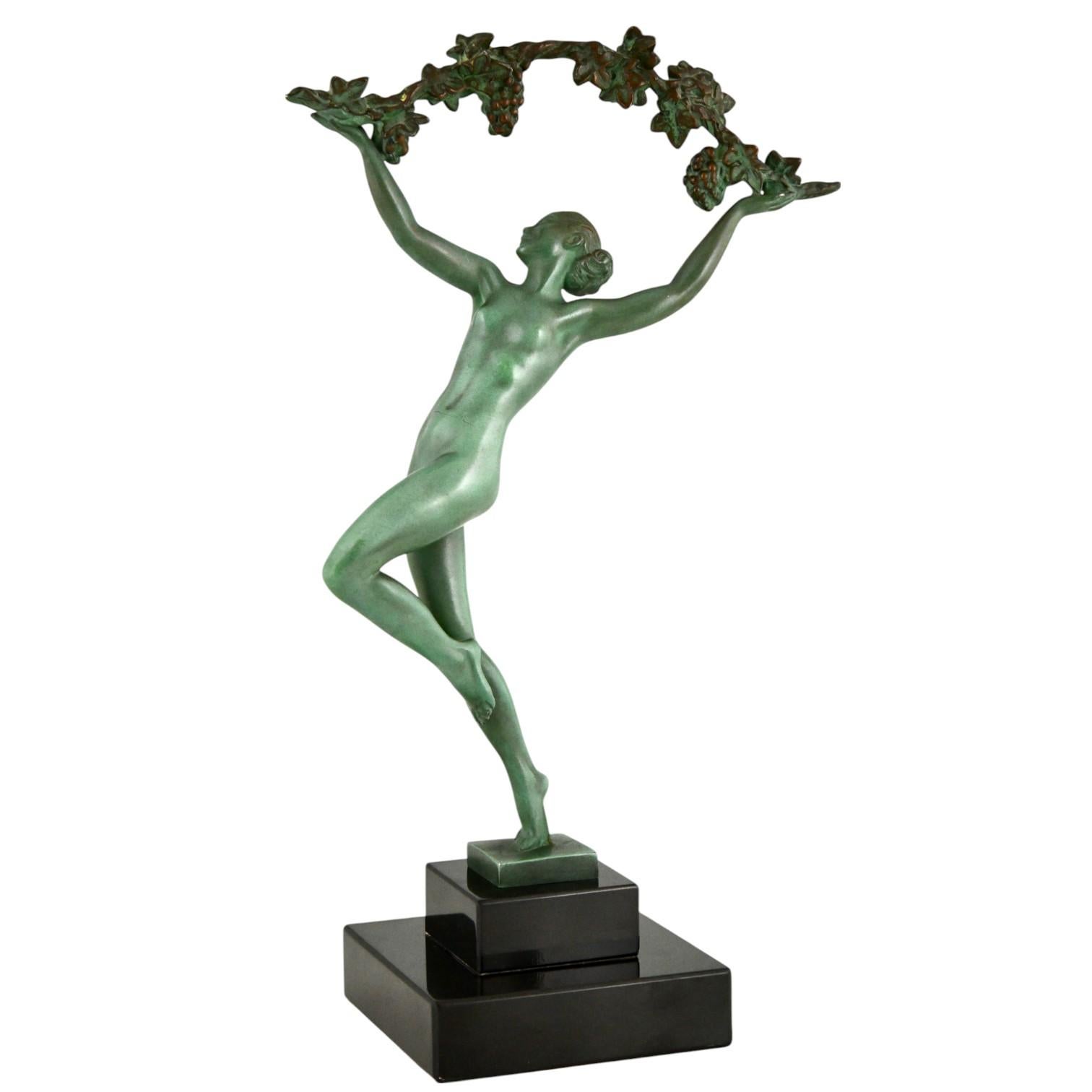 Art Deco Skulptur Tänzerin mit Trauben Griserie von Raymonde Guerbe.
Das patinierte Kunstmetall steht auf einem gestuften Sockel aus schwarzem belgischem Marmor.
Frankreich 1930. 
Gegossen in der Gießerei Max Le Verrier. 
Wo ist das  Skulptur