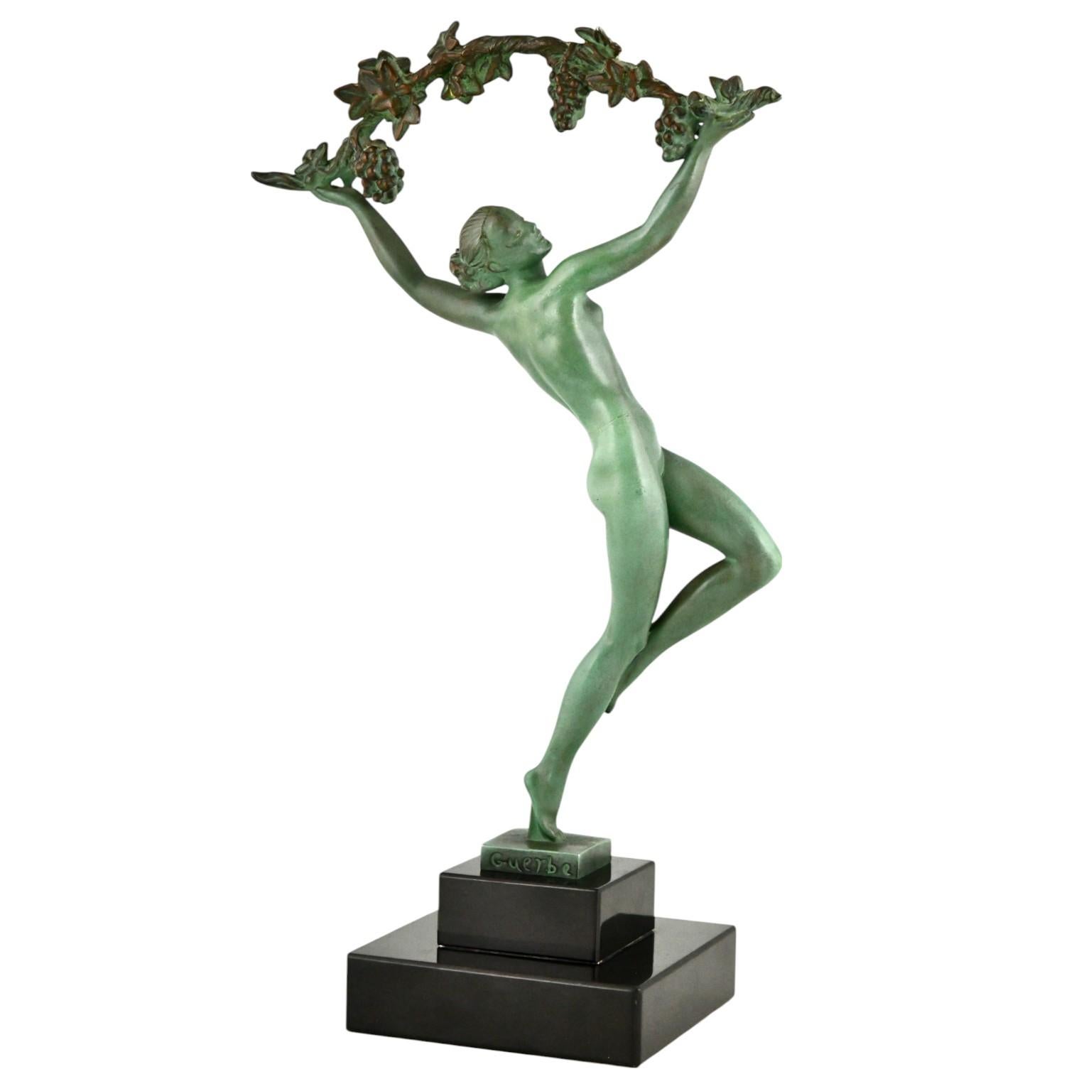 Art Deco Skulptur Tänzerin mit Weintrauben Griserie Guerbe für Max Le Verrier (Patiniert) im Angebot