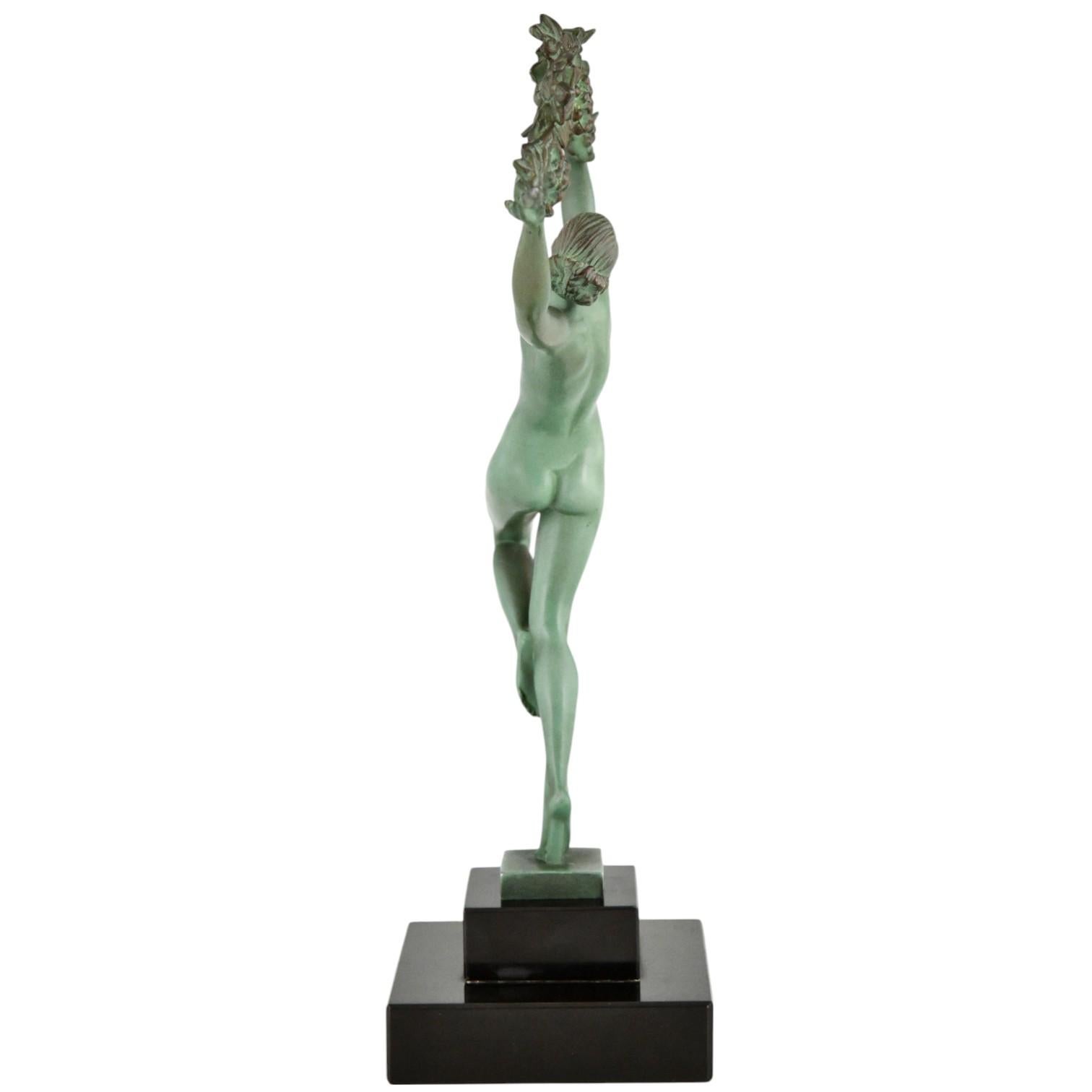 Art Deco Skulptur Tänzerin mit Weintrauben Griserie Guerbe für Max Le Verrier (Mitte des 20. Jahrhunderts) im Angebot