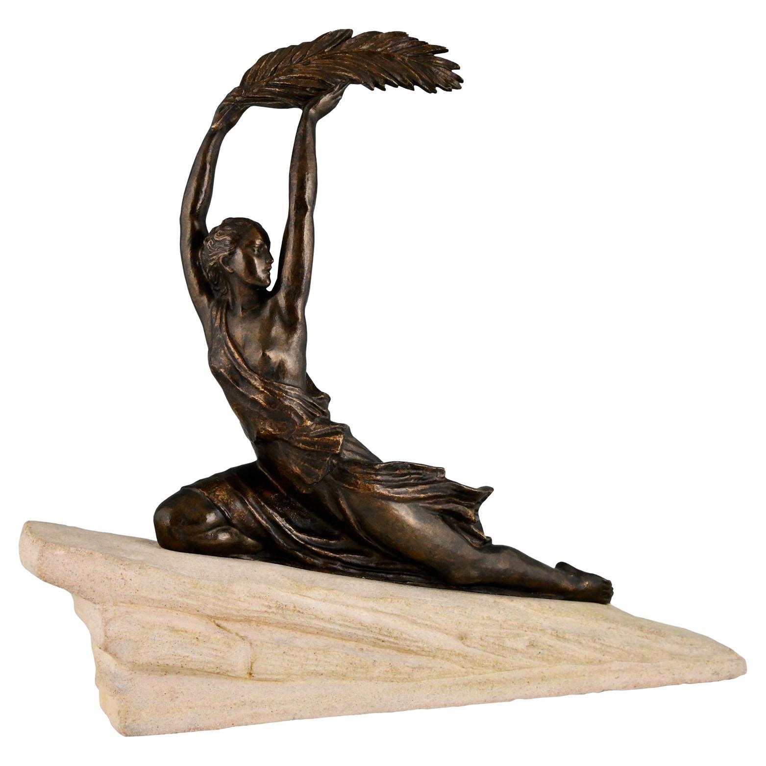 Art-Déco-Skulptur einer Sportlerin mit Palmblatt von Fayral, Pierre Le Faguays
