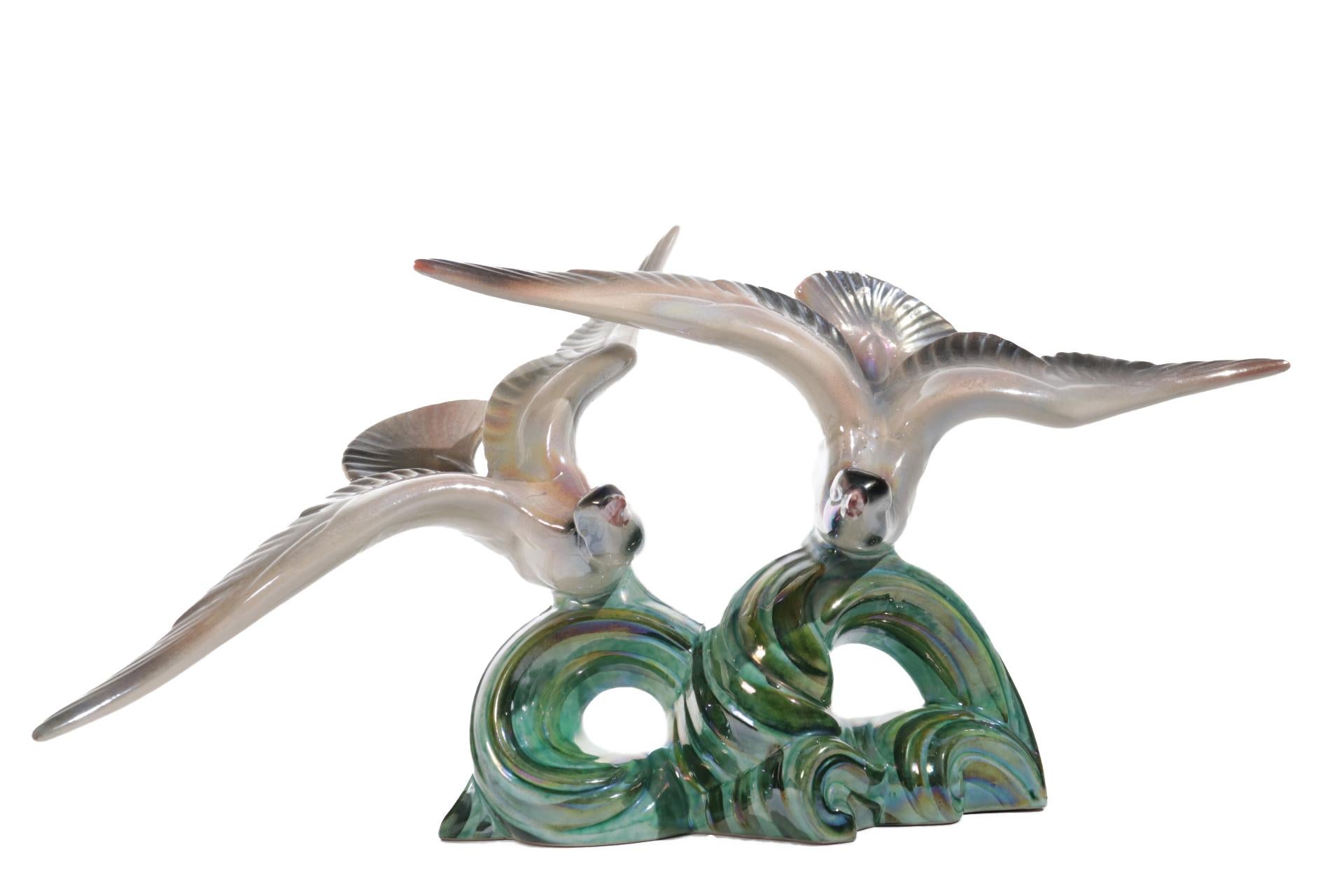 Magnifica scultura Art Deco di due uccelli in volo sulle onde con deliziosi colori iridescenti.
In perfette condizioni, risale agli anni '20.
     