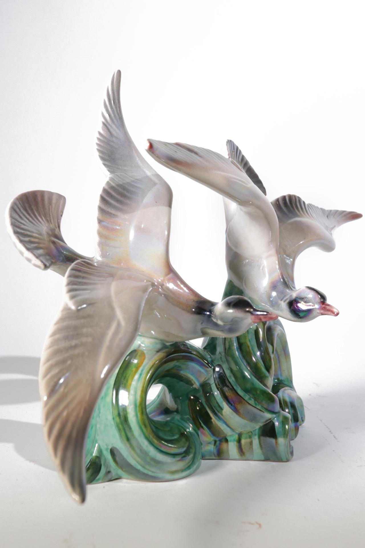 Art Deco Skulptur Fliegende Vögel Porzellan schillernd 1920 (Art déco) im Angebot