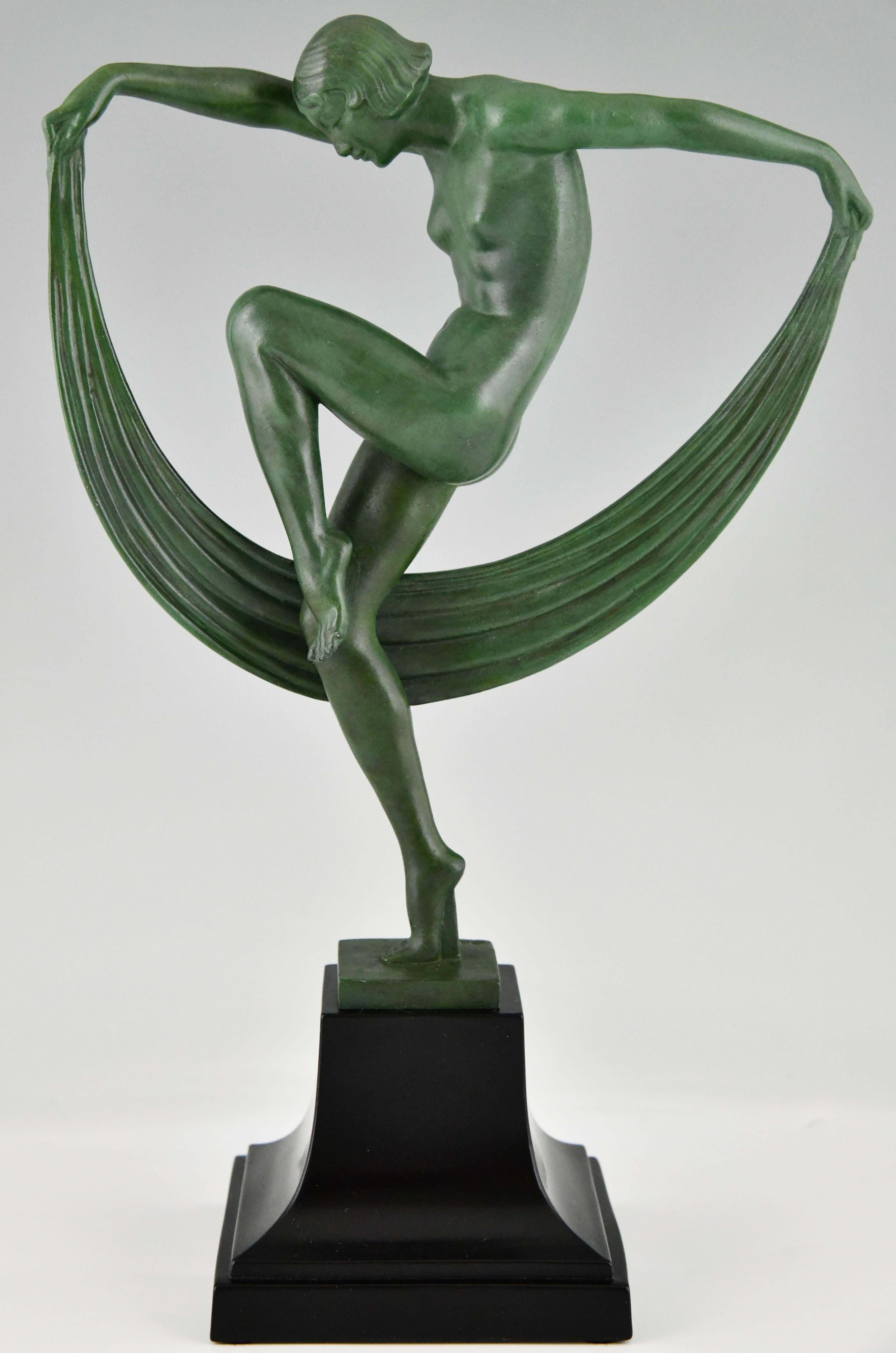 Art Deco sculpture Folie nude scarf dancer signed Denis and cast at the Max Le Verrier foundry.
Patinated metal. France 1930.
This sculpture is illustrated in:
Bronzes, sculptors and founders, H. Berman, Abage.
