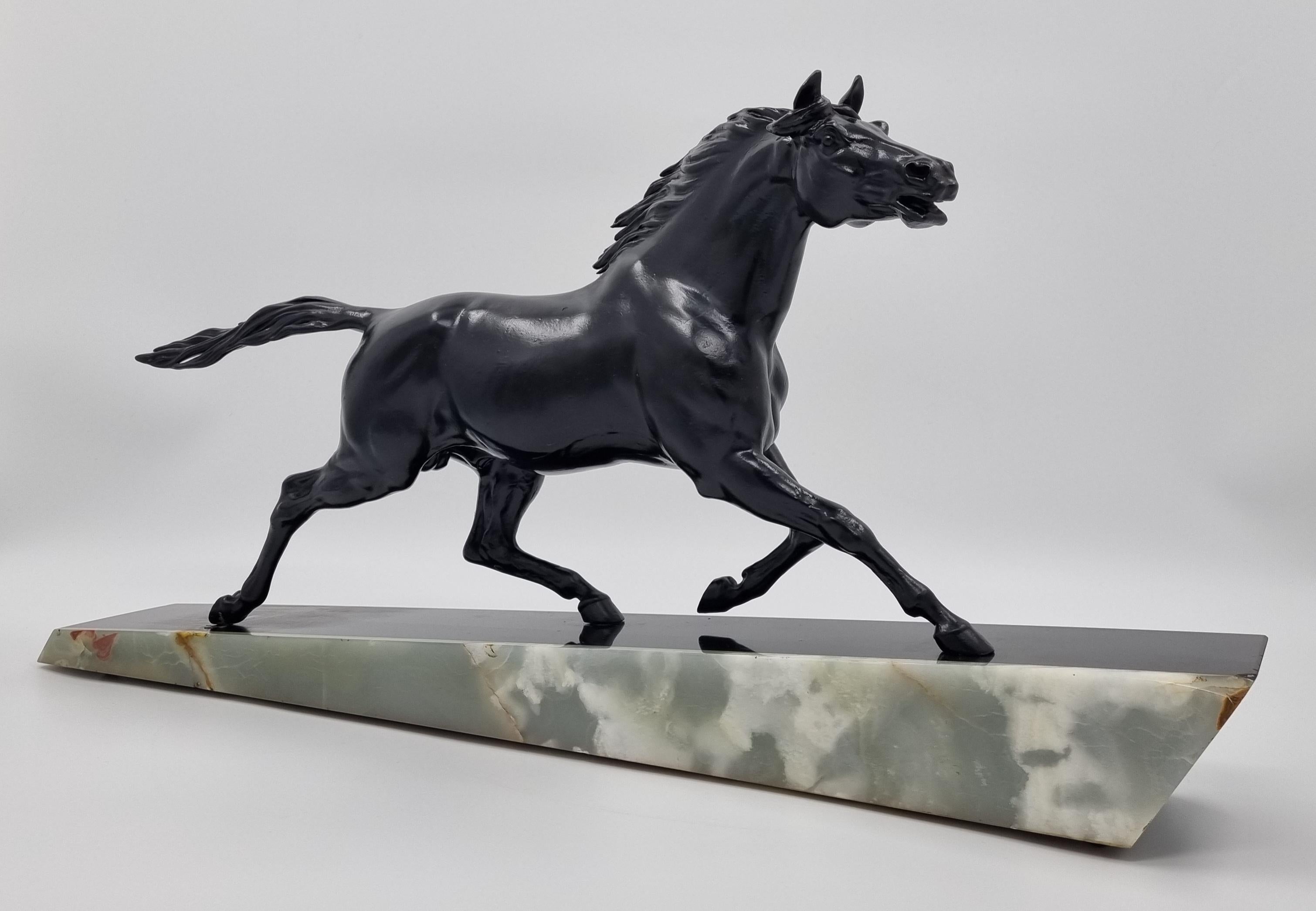 Onyx Sculpture Art déco chevauchant un cheval de chasse par Gonez  en vente