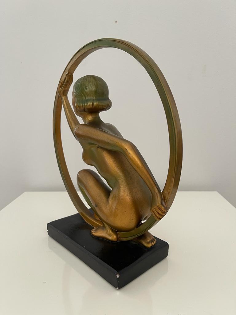 Nude dancers or gymnasts are a popular Art Deco motif. This version by Giuseppe Leonardi is particularly successful and was realised around 1930 by the English company Leonardene Company (RD 804864) in London, England.
It reflects the body cult of