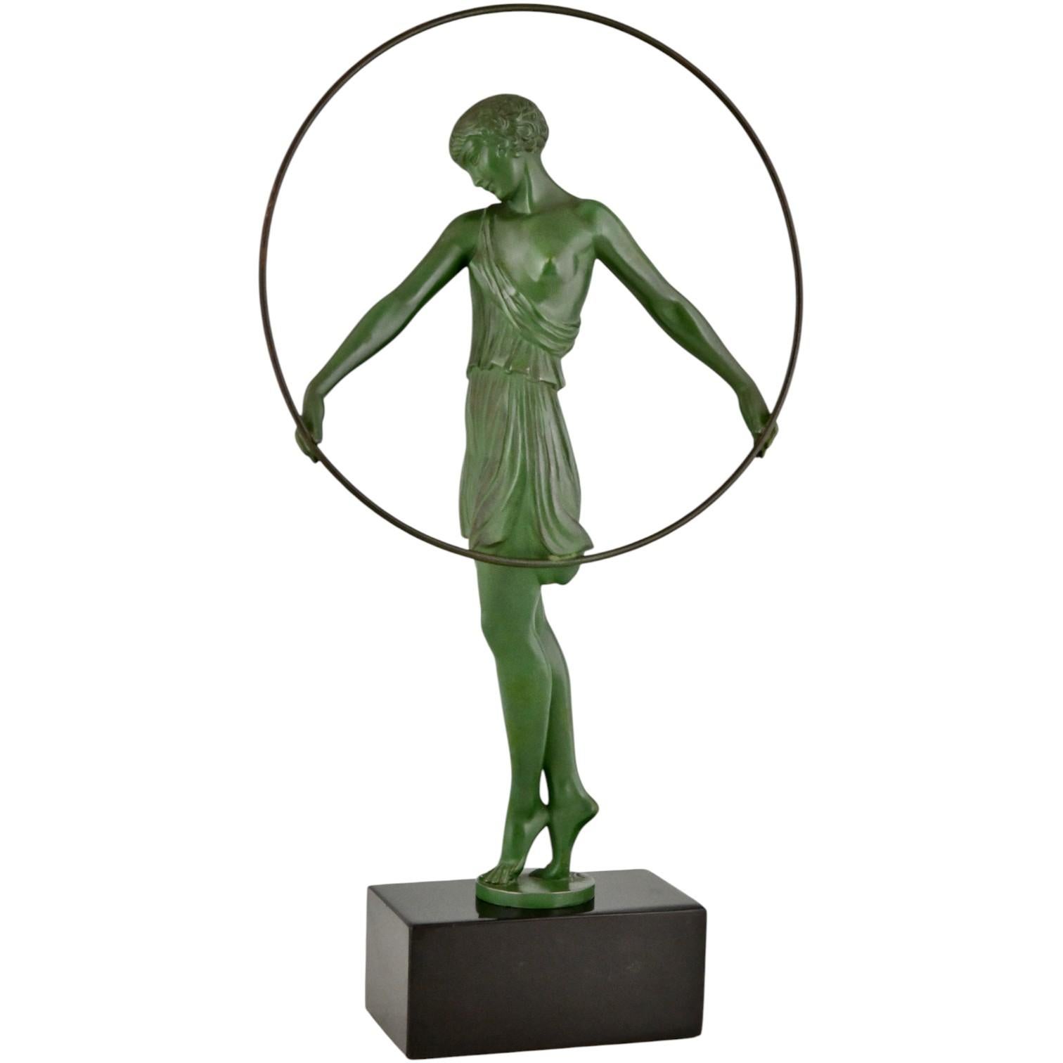 Arricchisci la tua collezione con questa autentica scultura Art Déco Harmonie, una raffinata ballerina a cerchio creata intorno al 1930 da Fayral, lo pseudonimo del famoso scultore francese Pierre Le Faguays. Questo elegante pezzo è stato fuso dalla