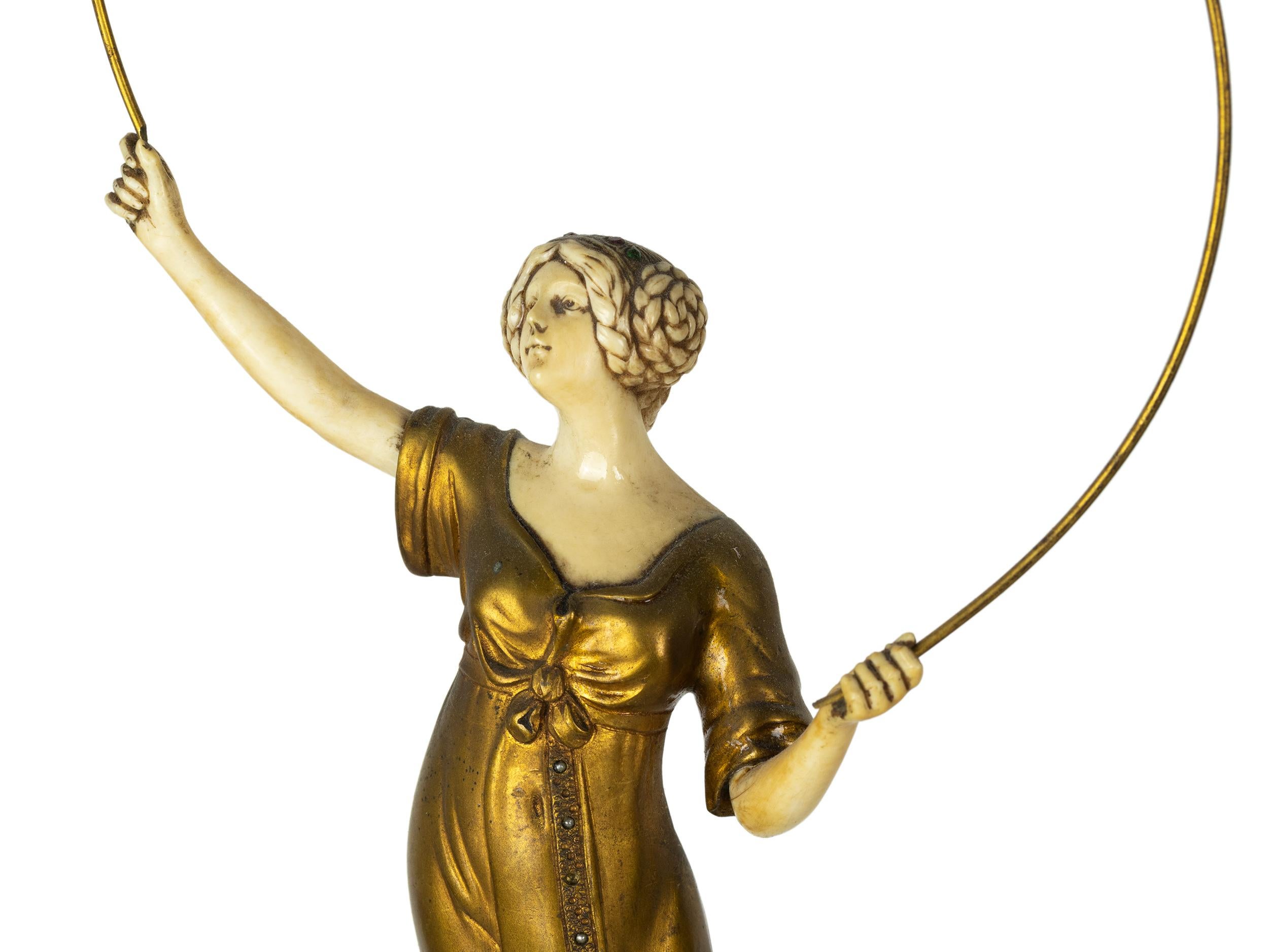 Patiné Statue de femme avec perroquet d'Alfred Brandel, 20e siècle  en vente