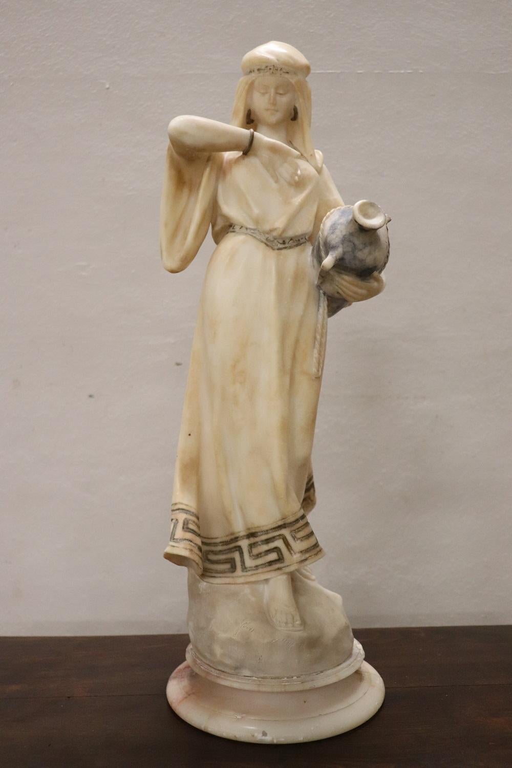 Seltene Art-Déco-Skulptur aus italienischem Carrara-Marmor. Große künstlerische Qualität, nicht signiert. Eine schöne junge Frau mit einer Amphore in der Hand. Achtung, es gibt zwei Mängel: ein fehlender Finger und ein Henkel der Amphora.
   