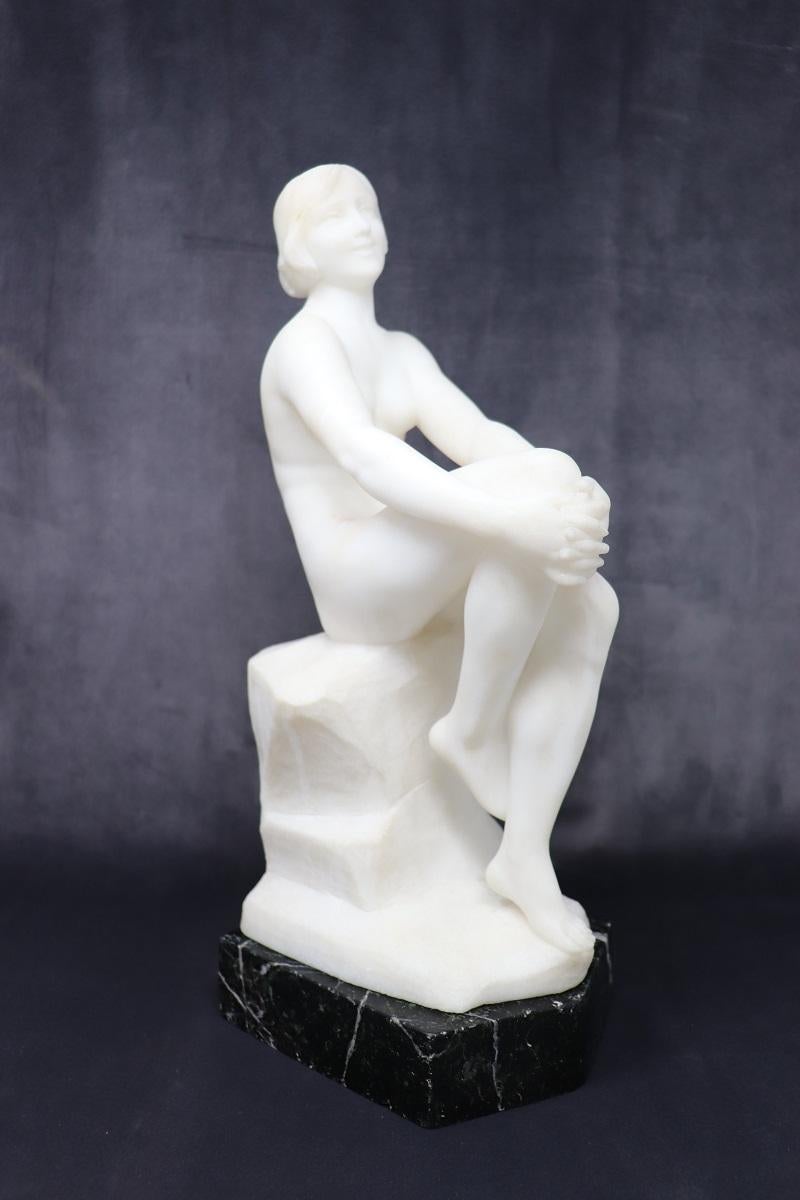 Esta escultura encaja perfectamente en el periodo Art Déco, un estilo que floreció internacionalmente desde la década de 1920 hasta la de 1940. El Art Decó es conocido por su elegancia, glamour y modernidad, y a menudo incorpora materiales lujosos y