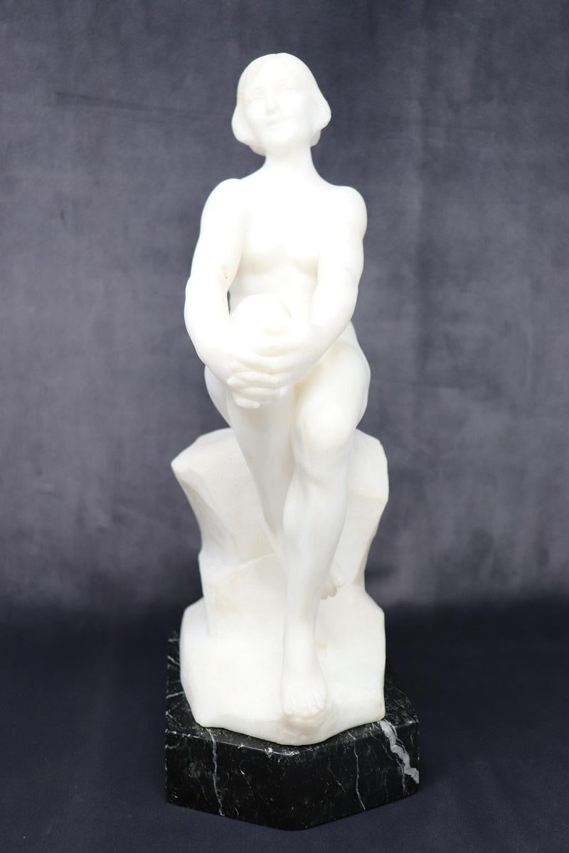 Escultura Art Déco en Mármol Blanco Precioso de Carrara, Mujer Desnuda, Italia Años 20 Italiano en venta