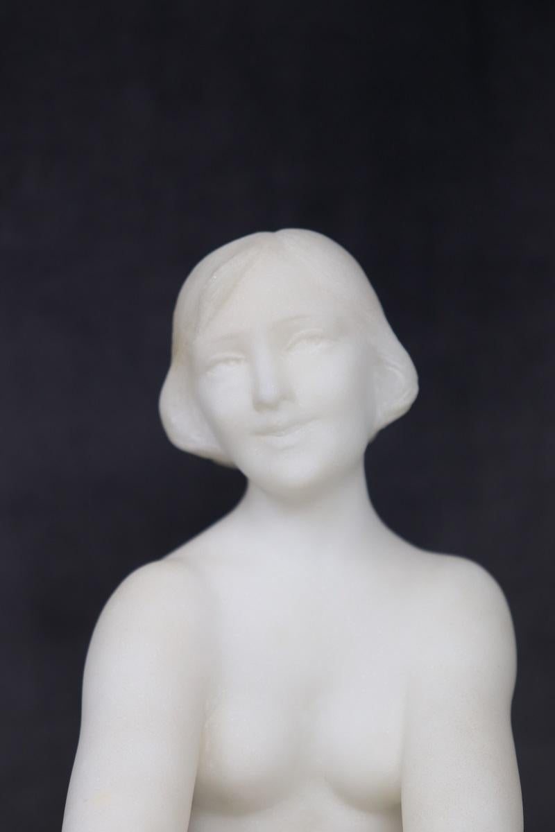 Escultura Art Déco en Mármol Blanco Precioso de Carrara, Mujer Desnuda, Italia Años 20 Tallado a mano en venta