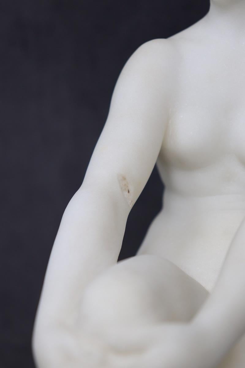 Escultura Art Déco en Mármol Blanco Precioso de Carrara, Mujer Desnuda, Italia Años 20 principios del siglo XX en venta
