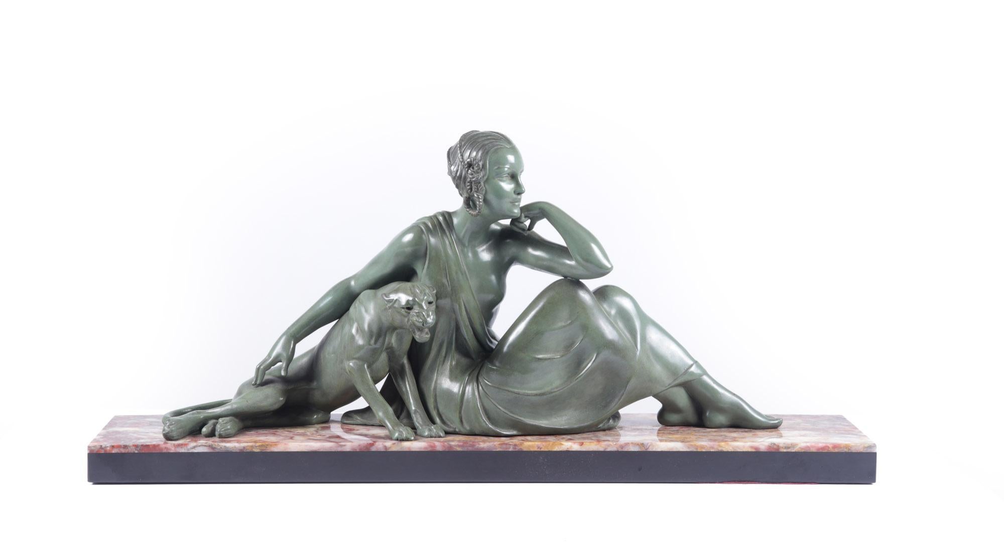 Sculpture Art Déco dame et panthère par Armand Godard c 1930

Impressionnant groupe Art déco représentant une dame avec une panthère. Cette grande sculpture est en excellent état et possède une belle patine. Elle est montée sur une belle base en