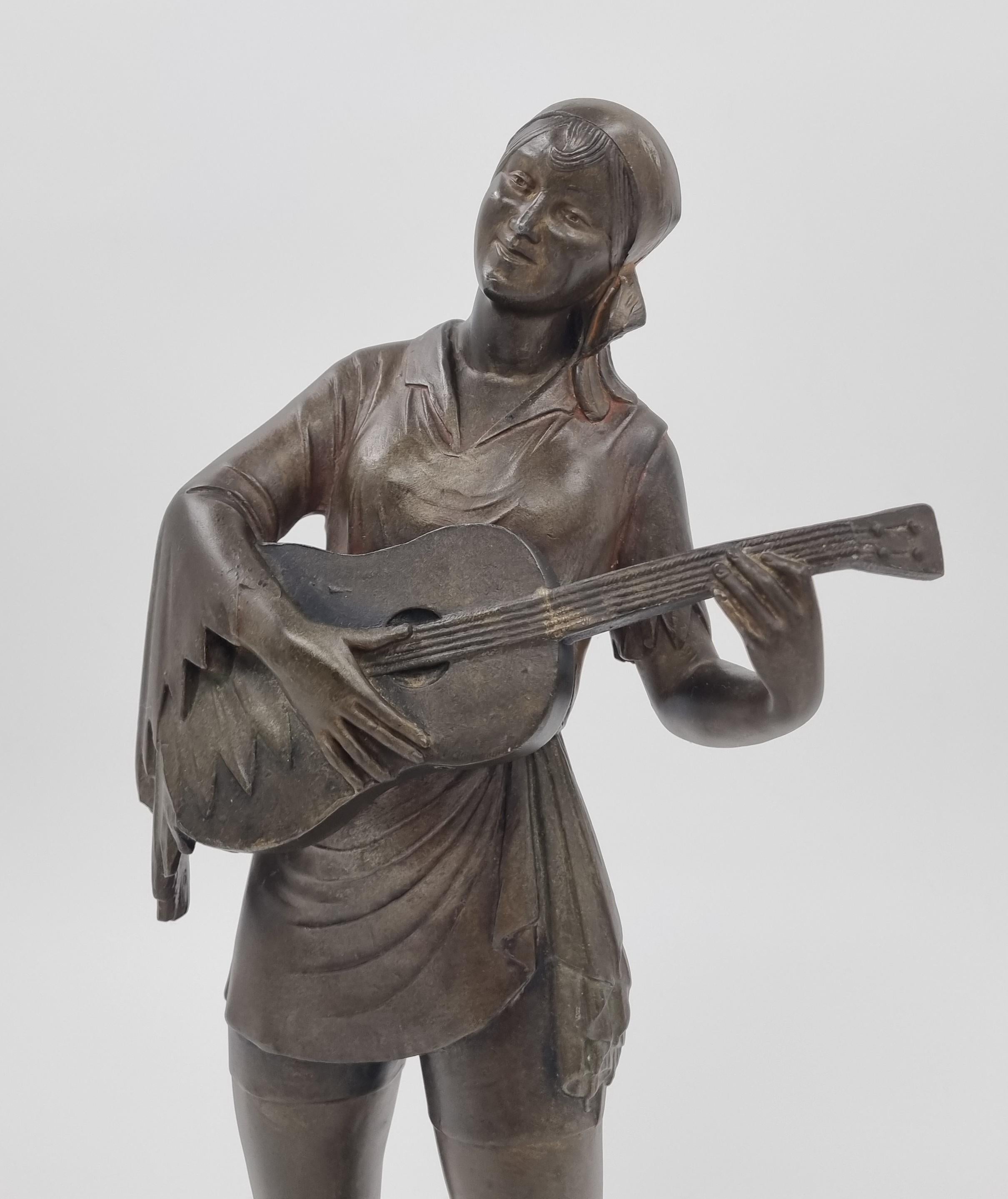 Art-déco-Skulptur einer Dame, die Gitarre spielt im Zustand „Gut“ im Angebot in Hoddesdon, GB