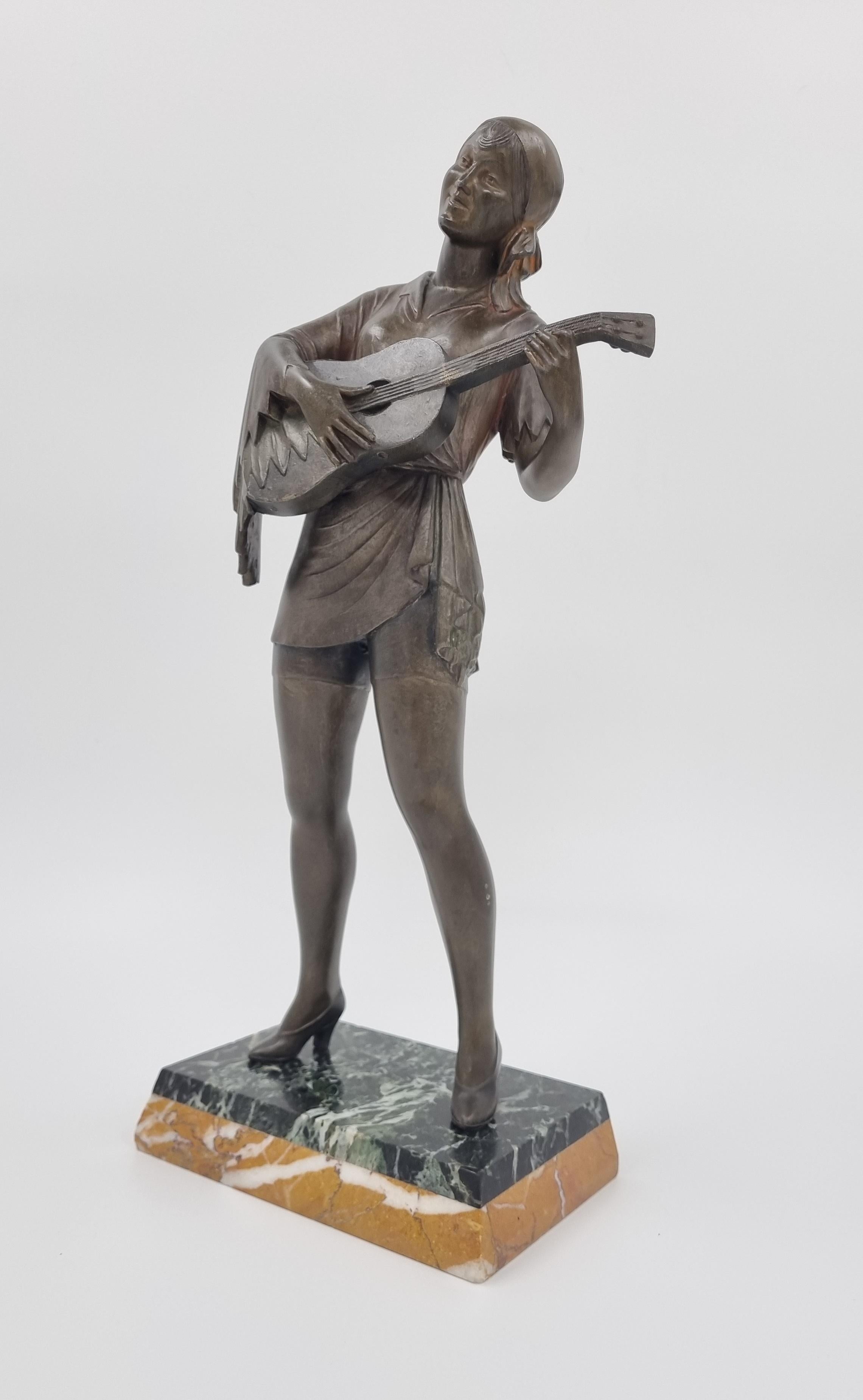 Art-déco-Skulptur einer Dame, die Gitarre spielt (Zink) im Angebot