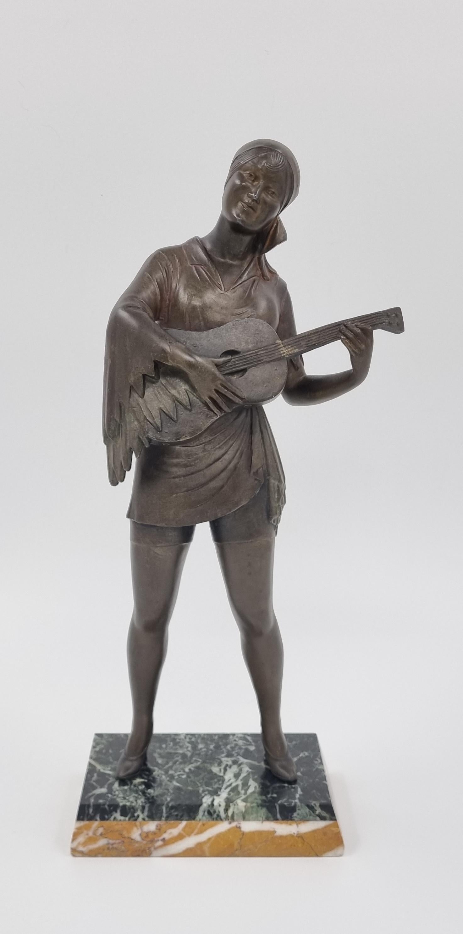 Art-déco-Skulptur einer Dame, die Gitarre spielt im Angebot 1
