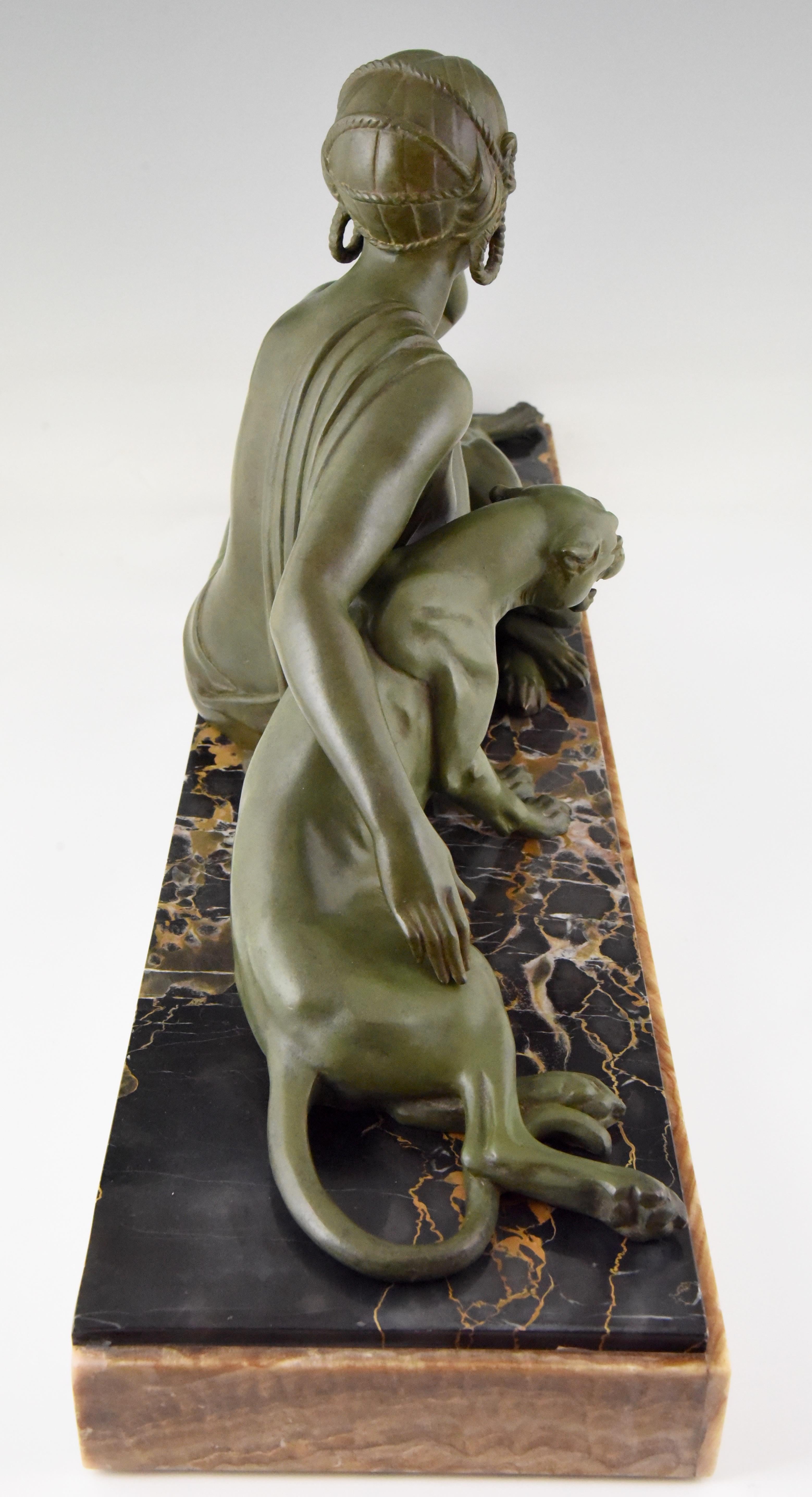 Milieu du XXe siècle Sculpture Art Déco Dame avec deux panthères Armand Godard France 1930