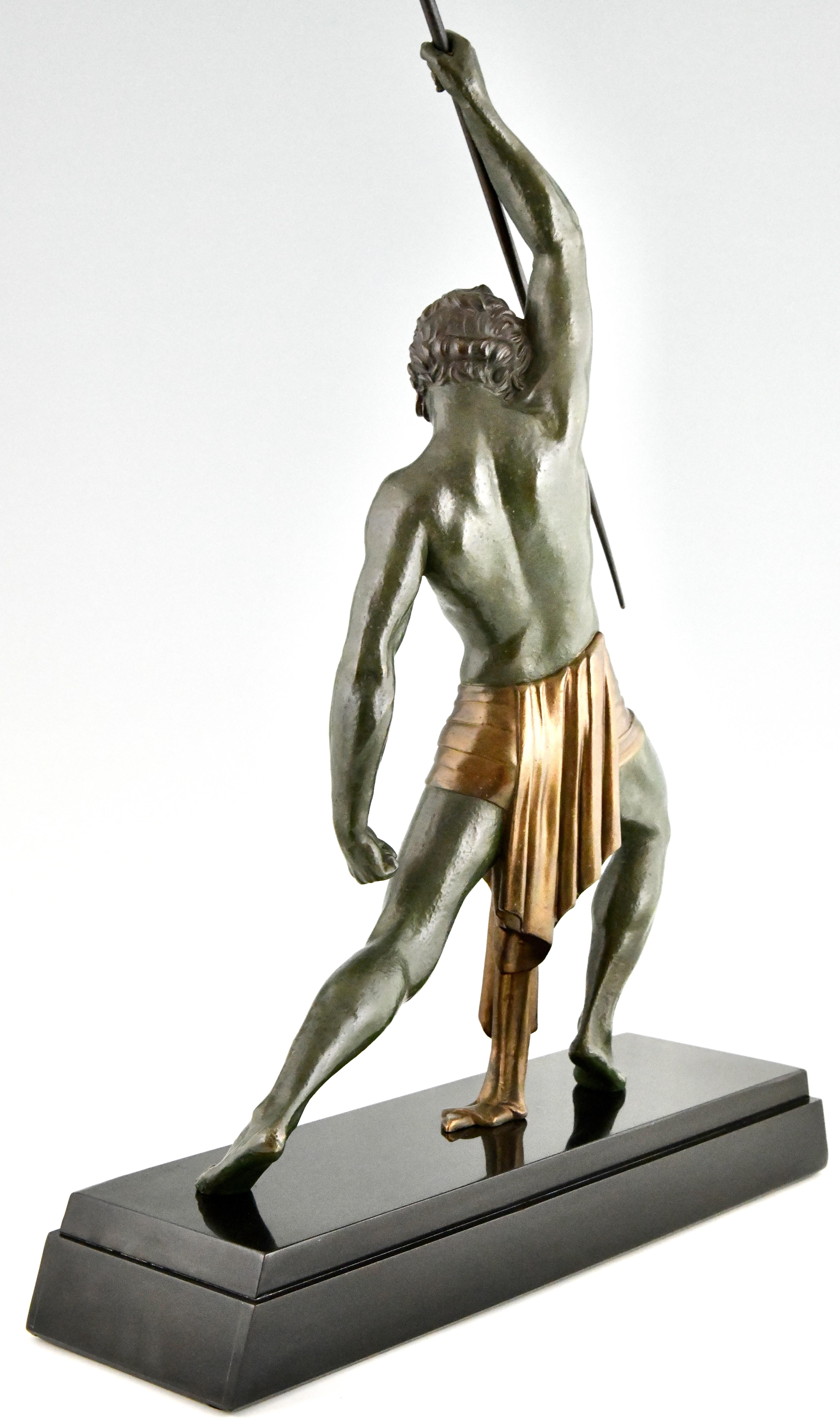 Sculpture Art Déco homme avec lance par Demetre H. Chiparus France 1934 en vente 3
