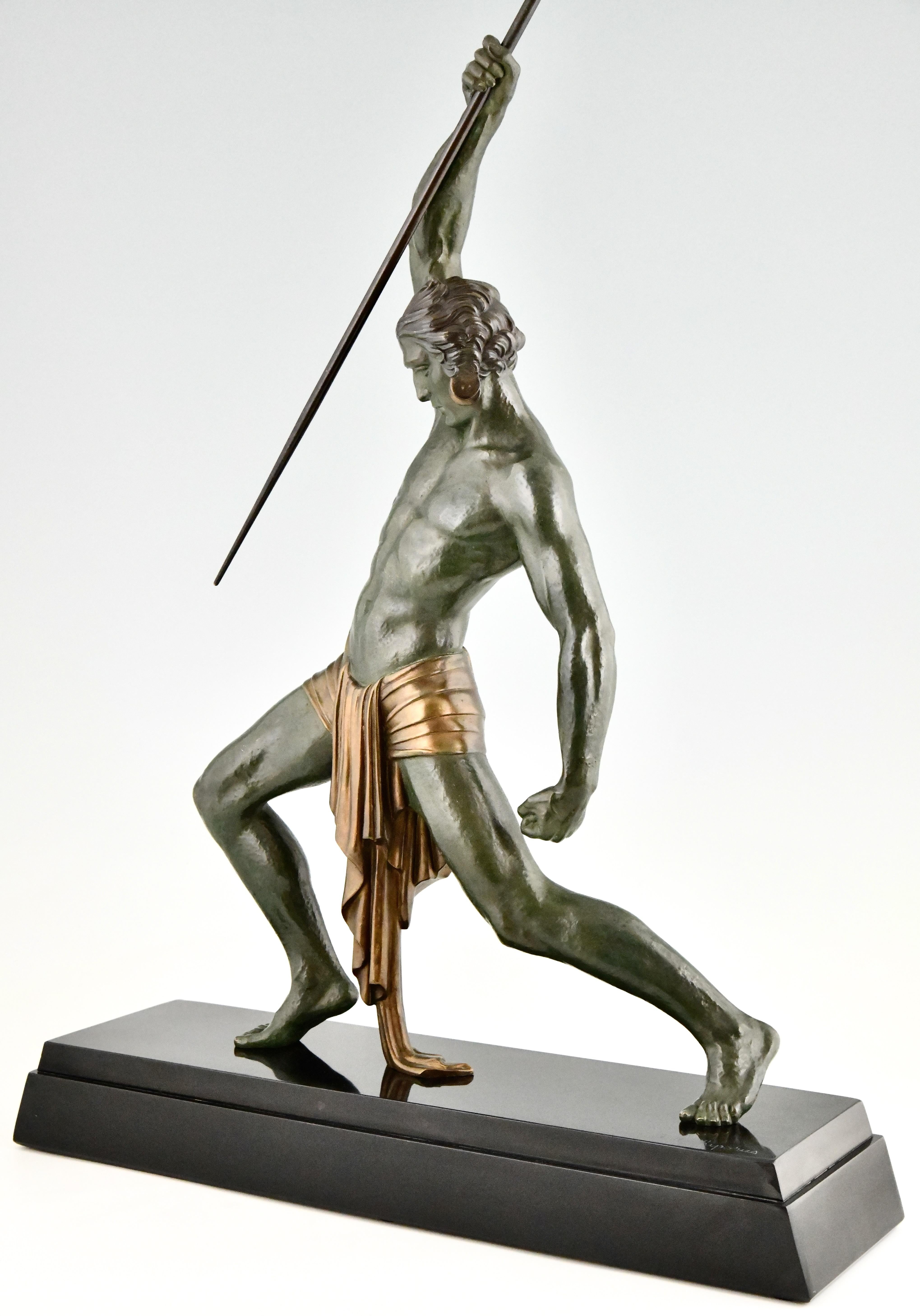 Sculpture Art Déco homme avec lance par Demetre H. Chiparus France 1934 en vente 4