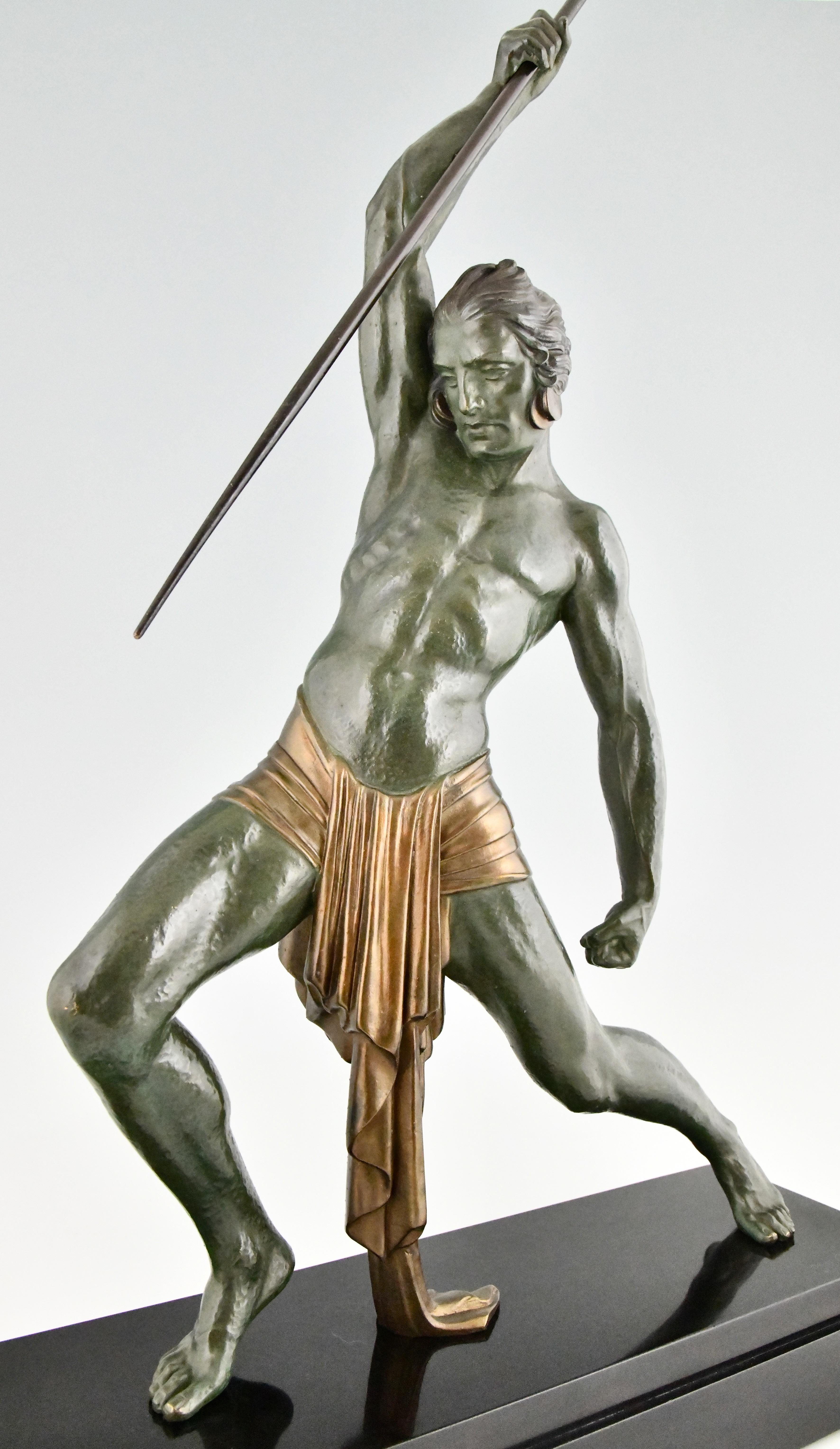 Sculpture Art Déco homme avec lance par Demetre H. Chiparus France 1934 en vente 5