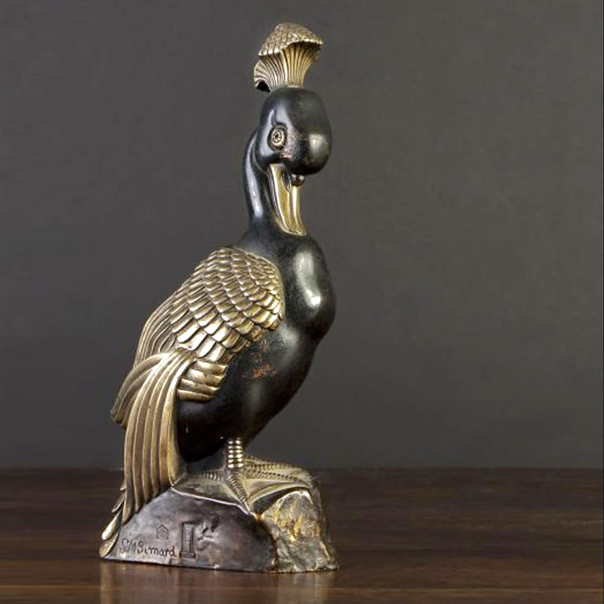 Exceptionnel exemple de représentation en bronze Art déco d'un canard mandarin, finement ciselé, à patine brun foncé et brun rouge, avec rehaussement en vieil argent des ailes et de la houppe. Article difficile à trouver, conçu par Marie Louise