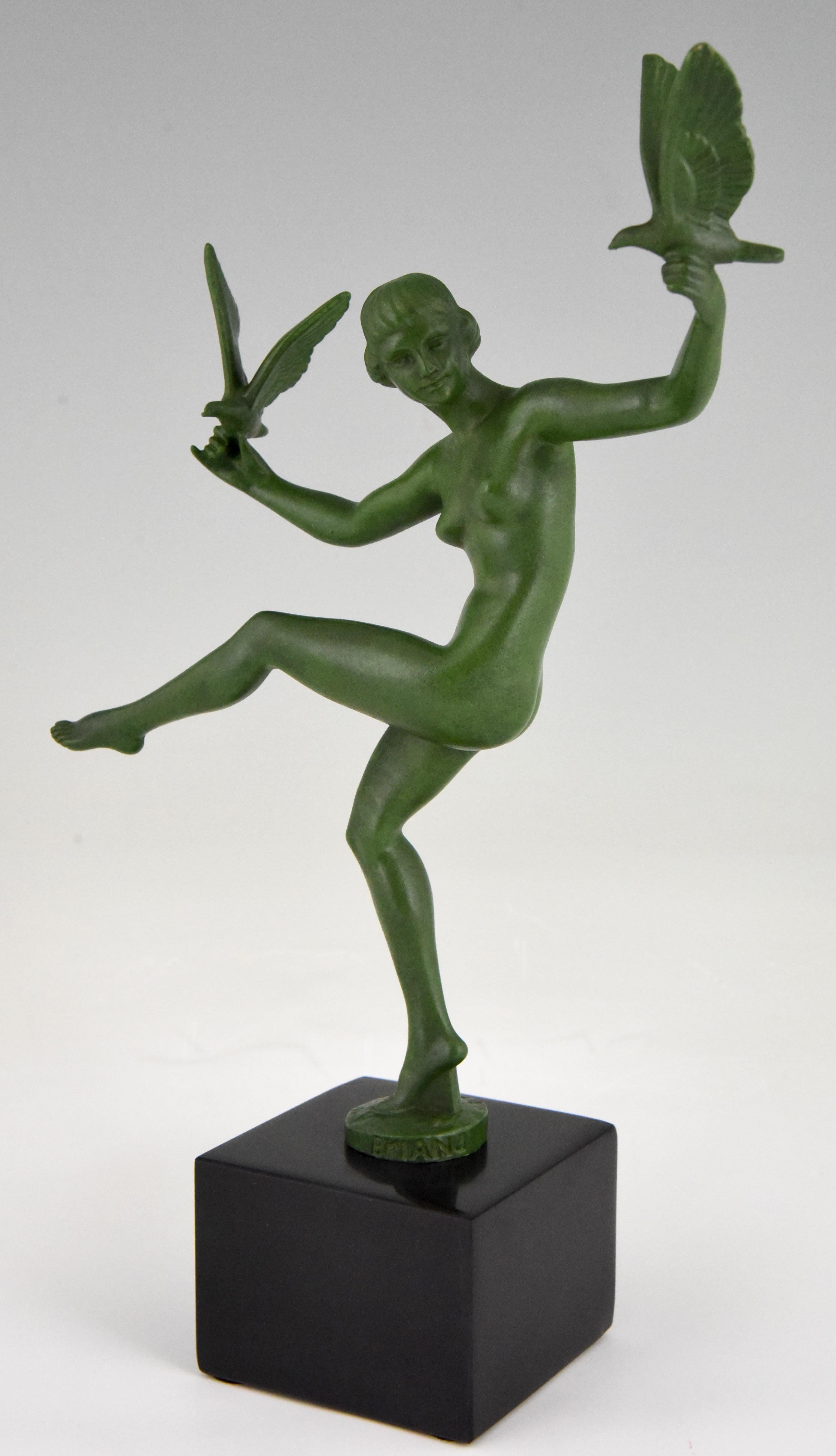 Sculpture Art Déco typique d'un nu dansant avec des oiseaux en métal d'art patiné sur une base en marbre noir belge. La sculpture est signée par Briand:: qui est le pseudonyme de Marcel Bouraine:: France:: vers 1930. 
La littérature : 
Statuettes de