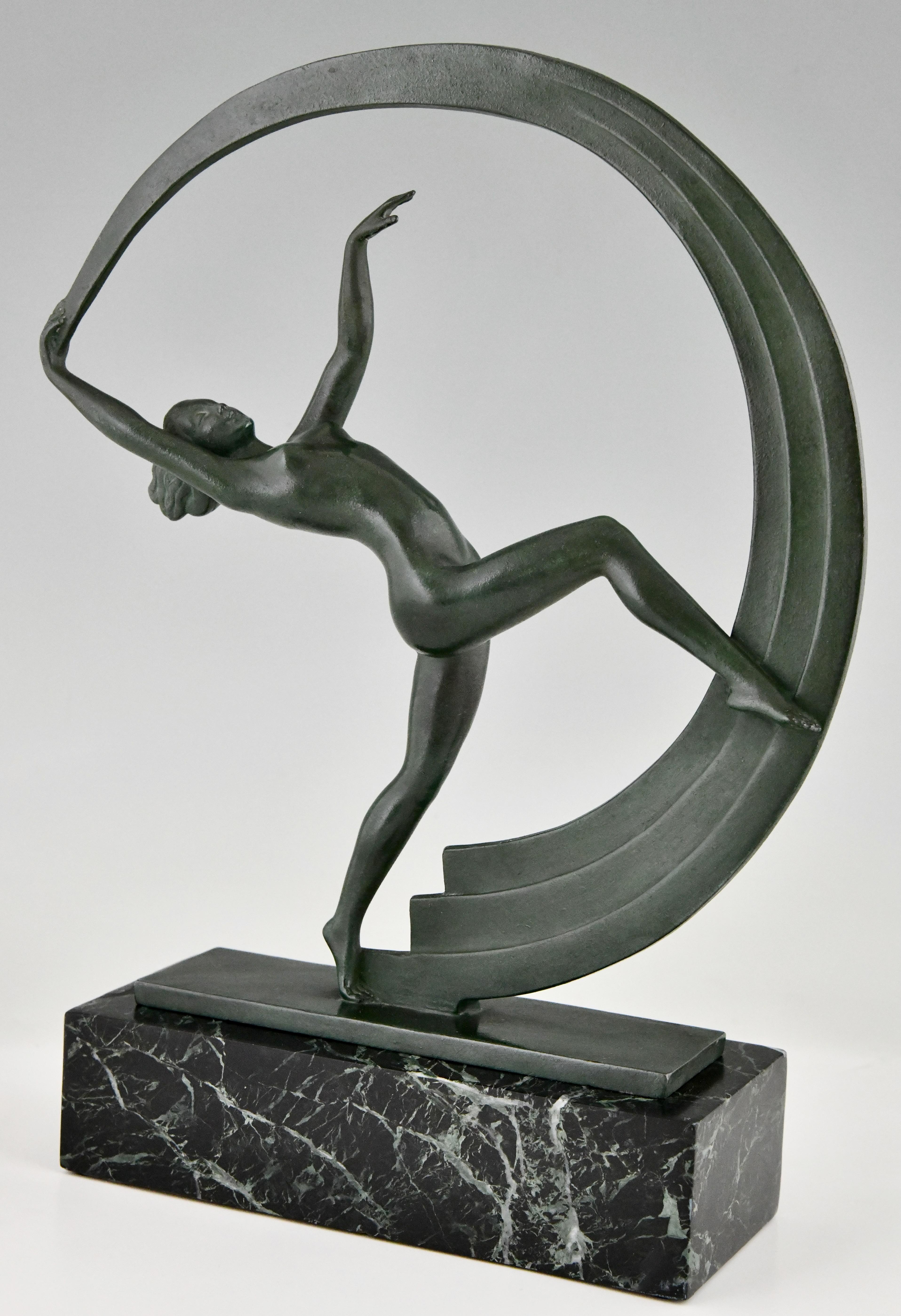 Escultura Art Déco bailarina desnuda con pañuelo Bacchanale de Janle para Max Le Verrier.
Metal artístico patinado sobre una base de mármol verde. 
Francia 1930. 
Esta escultura está ilustrada en 
Escultura Art Déco de Alastair Duncan.