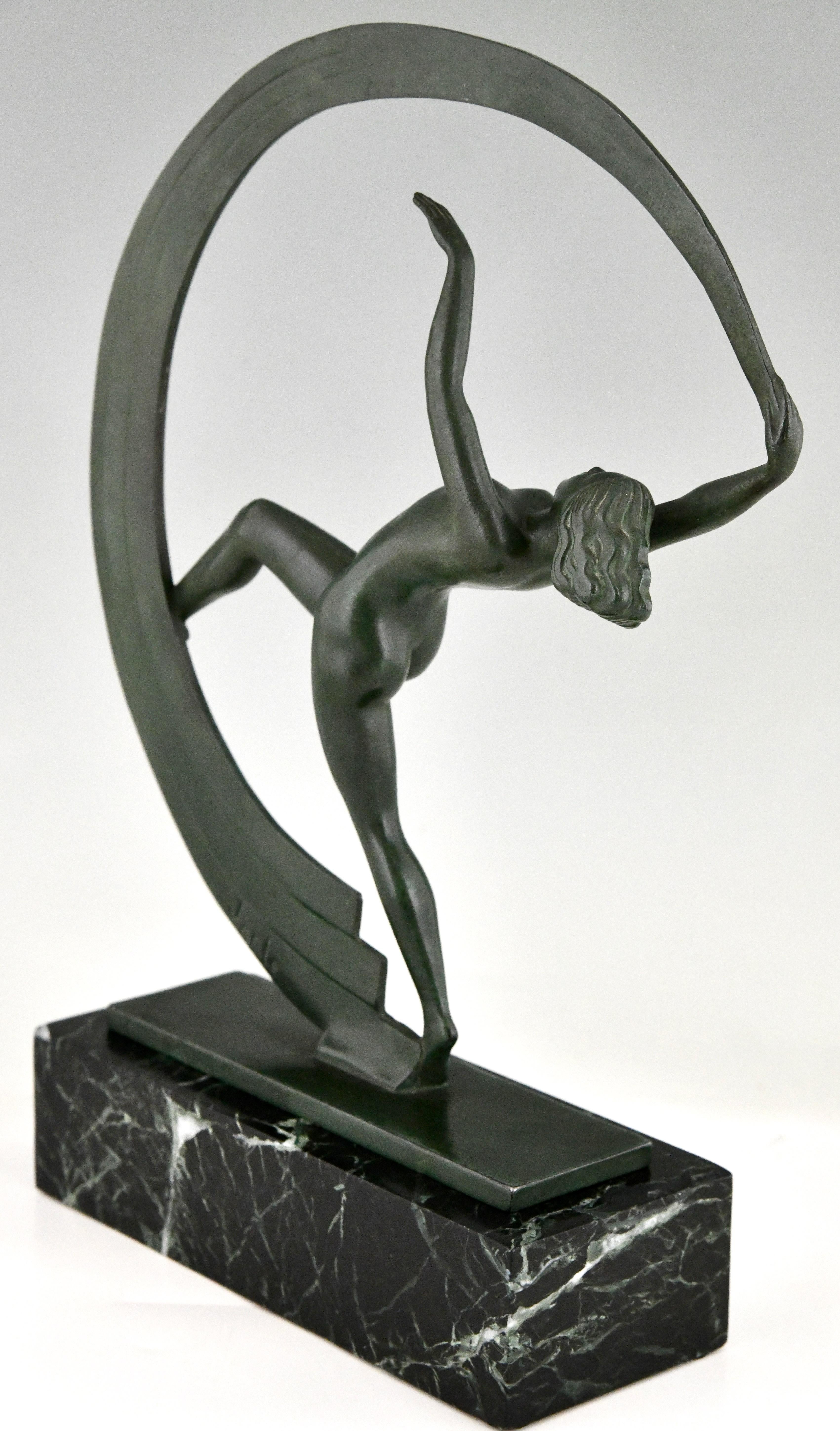 Escultura Art Déco bailarina desnuda con pañuelo Bacchanale de Janle para Max Le Verrier mediados del siglo XX en venta