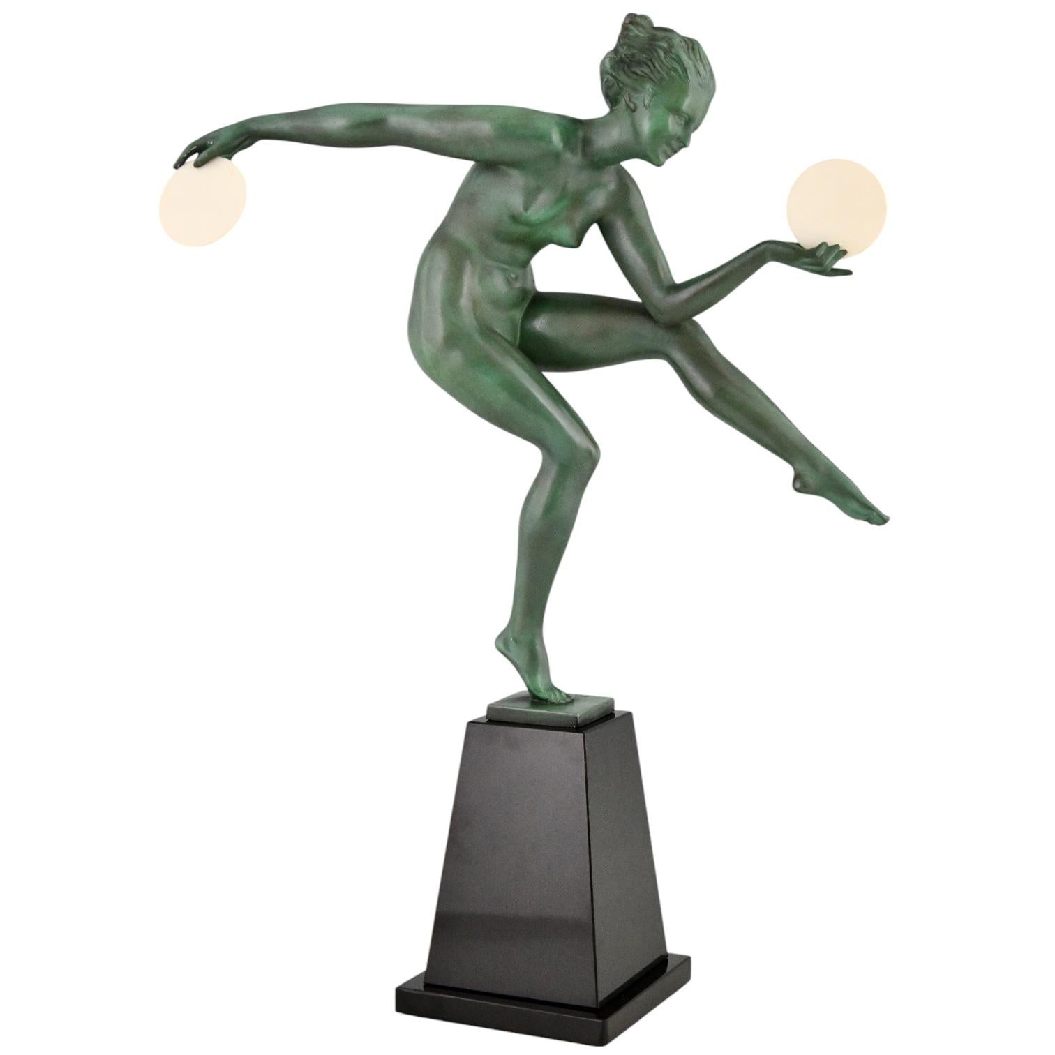 Impressive Art Deco sculpture of a nude dancer with discs, danse Paienne, 19.7 inch tall. 
Signed Derenne. 
Pseudonym used by Marcel Bouraine for his art metal sculptures cast by the Max Le Verrier foundry.
Patinated metal, bakelite discs, Belgian