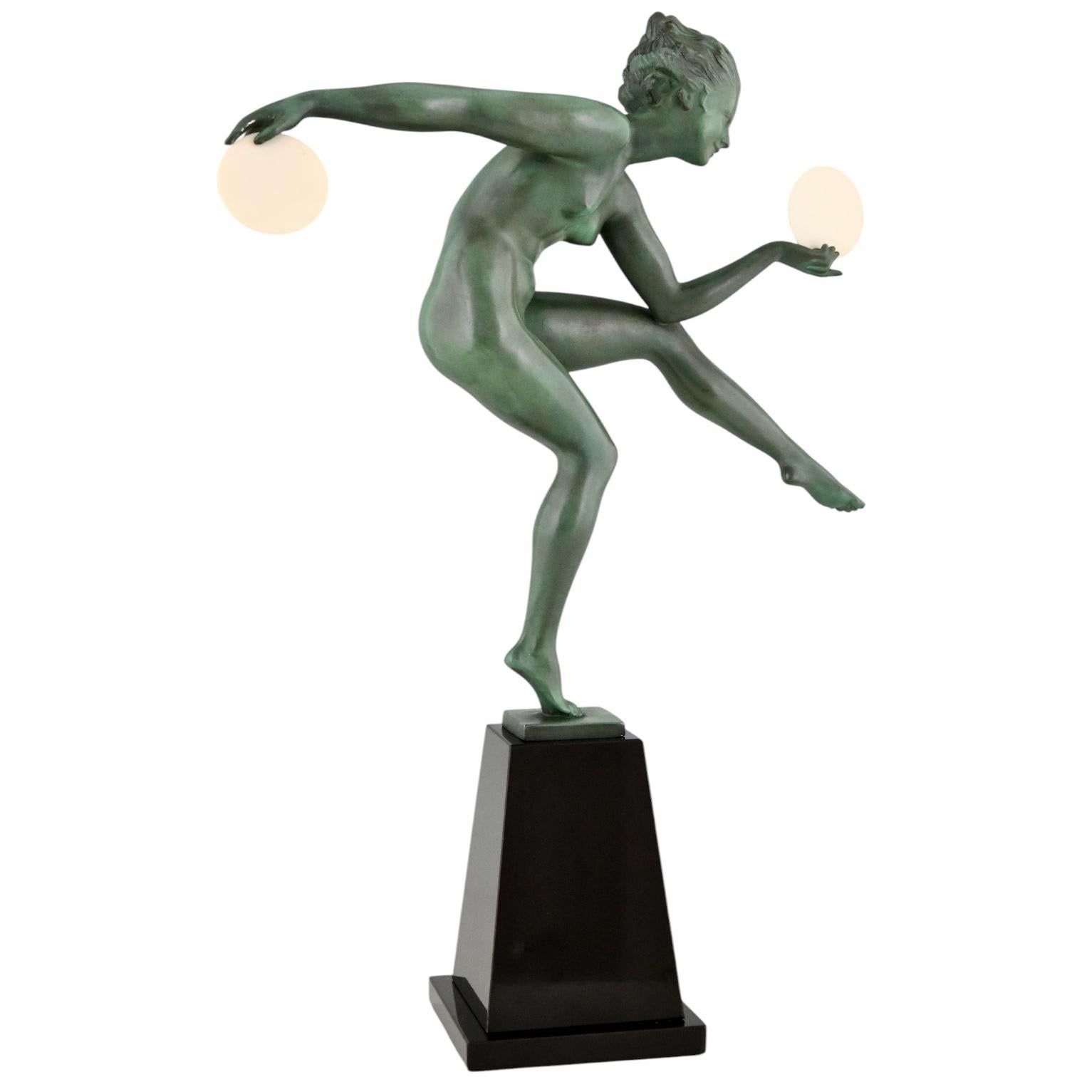 Bakelite Art Deco Sculpture Nude Disc Dancer Derenne Marcel Bouraine danse Paienne 1930. For Sale