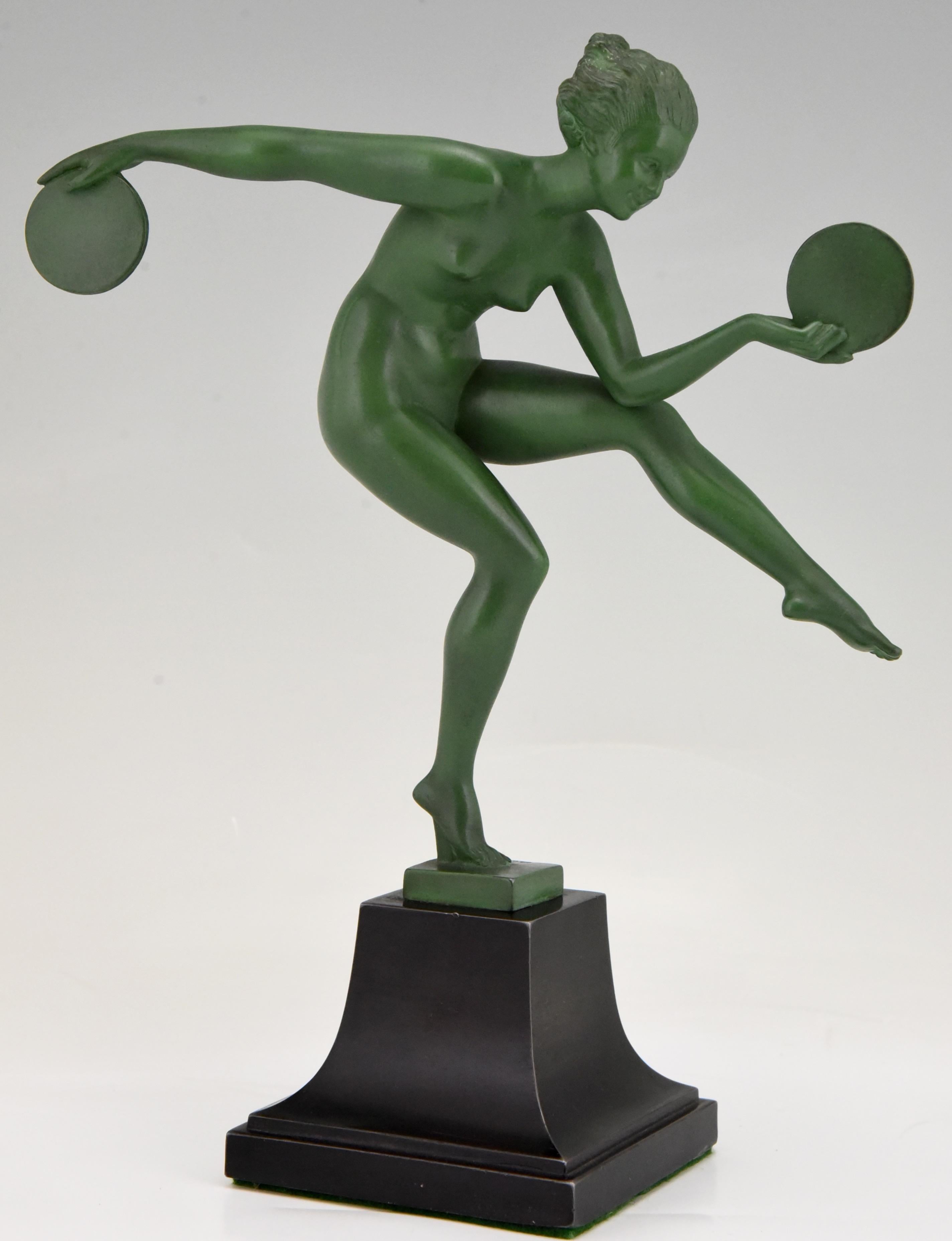 Elegant Art Deco sculpture of nude disc dancer by Derenne.
Pseudonym used by Marcel Bouraine for his art metal sculptures cast by the Max Le Verrier foundry.
This sculpture is in Art metal with a green patina and stands on a black metal base.