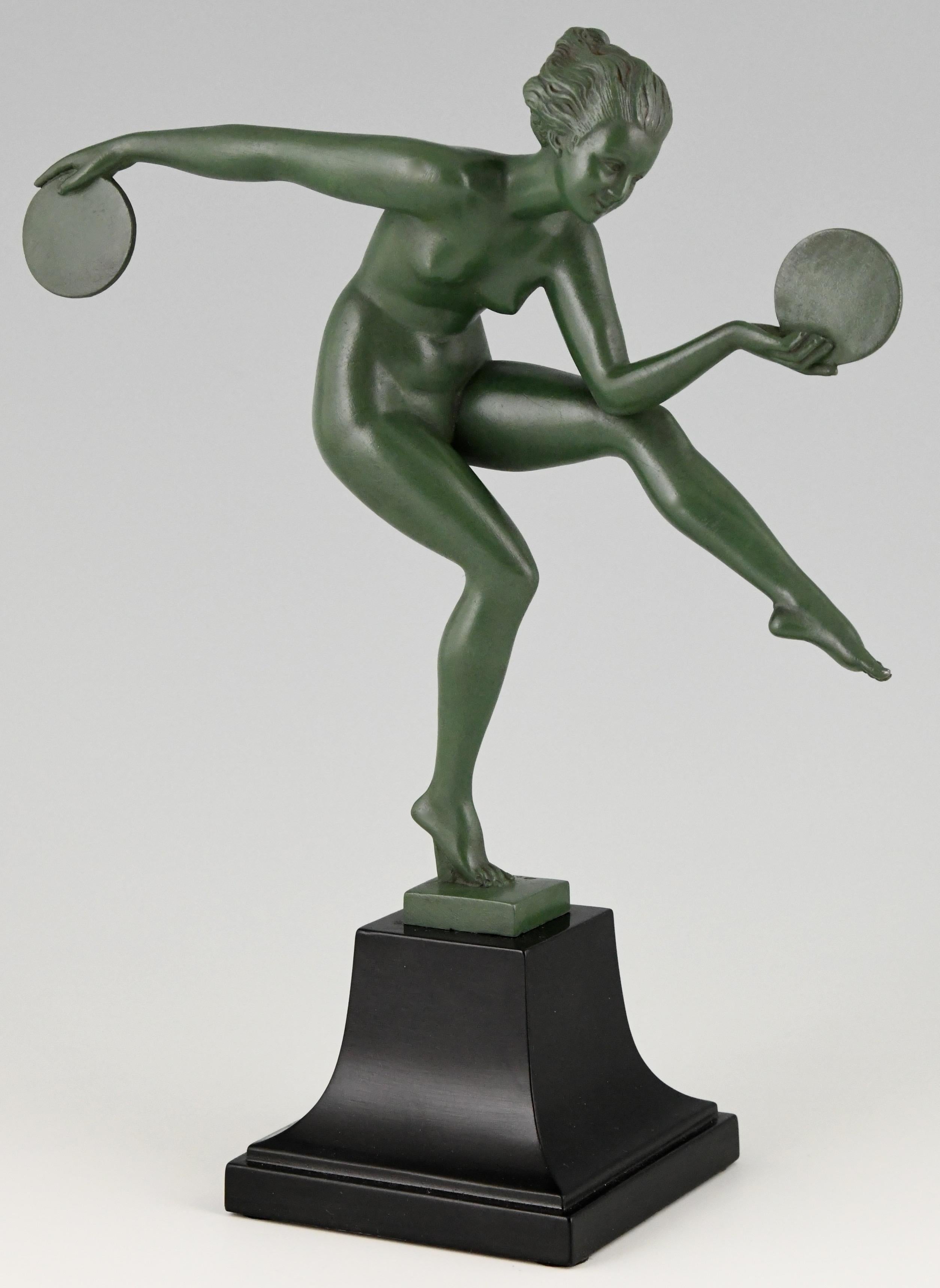Elegant Art Deco sculpture of nude disc dancer by Derenne.
Pseudonym used by Marcel Bouraine for his art metal sculptures cast by the Max Le Verrier foundry.
This sculpture is in Art metal with a green patina and stands on a black metal base,