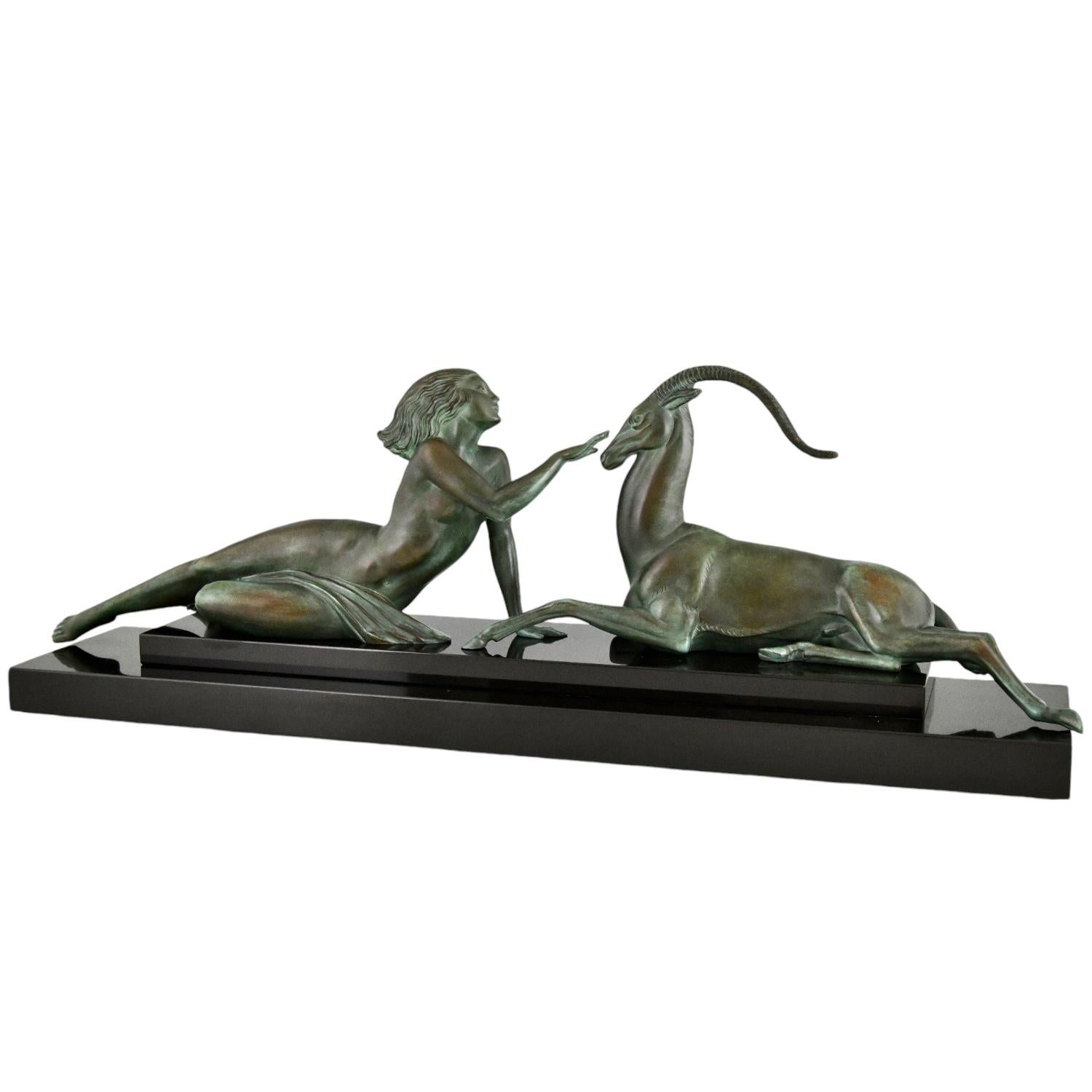 Sculpture Art Déco nue avec gazelle Seduction.
Signé par Fayral pseudonyme de Pierre Le Faguays, fondu à la fonderie Max Le Verrier.
Métal d'art patiné vert sur base en marbre noir belge.
France 1930.

Cette sculpture est illustrée dans :
Max le