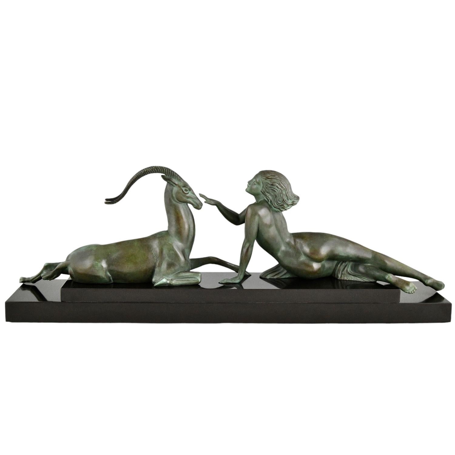 Milieu du XXe siècle Sculpture Art déco nue et gazelle séduction Fayral P. Le Faguays original 1930