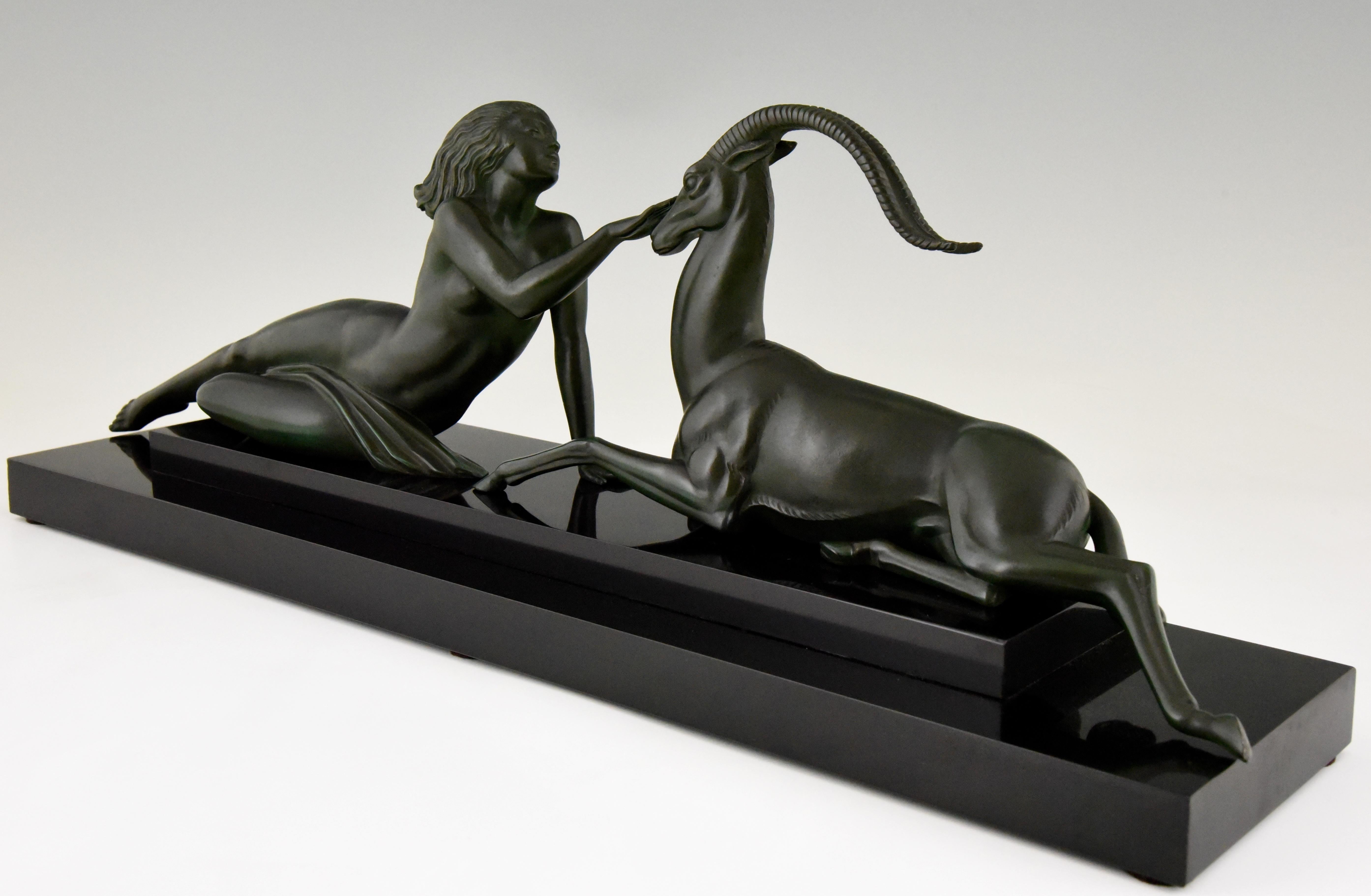 Art Deco-Skulptur Akt mit Gazelle Verführung von Fayral Pierre Le Faguays (Französisch)