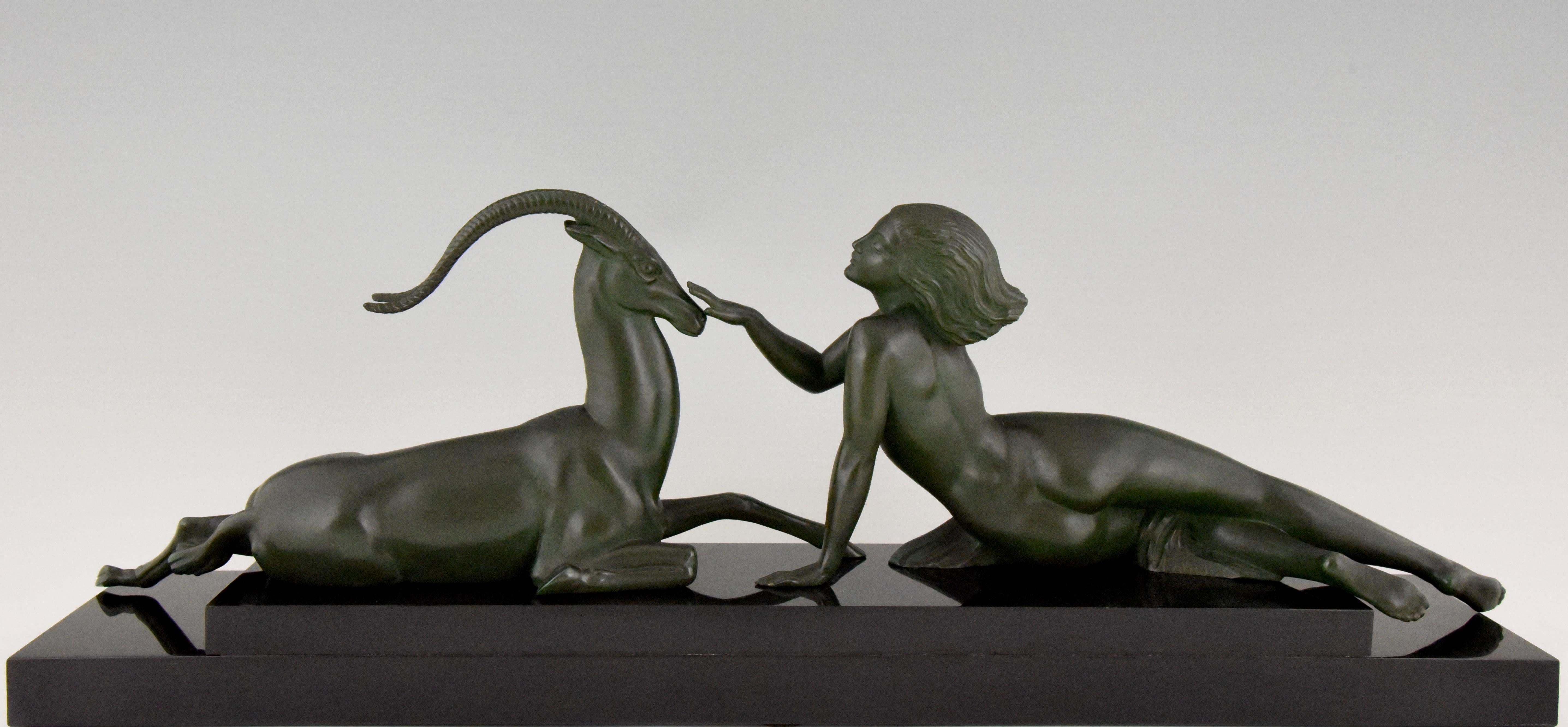 Art Deco-Skulptur Akt mit Gazelle Verführung von Fayral Pierre Le Faguays (20. Jahrhundert)
