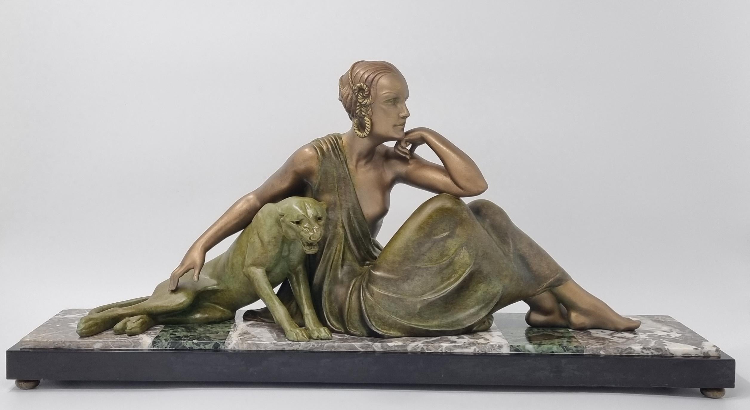 Eine beeindruckende Art-Déco-Skulptur aus den 1920er/1930er Jahren von Armand Godard, einem berühmten Künstler der Art-Déco-Periode.
Ein außergewöhnliches Stück von höchster Qualität!
Kalt bemalte Zinnskulptur auf zweifarbigem Marmorsockel.
Sehr