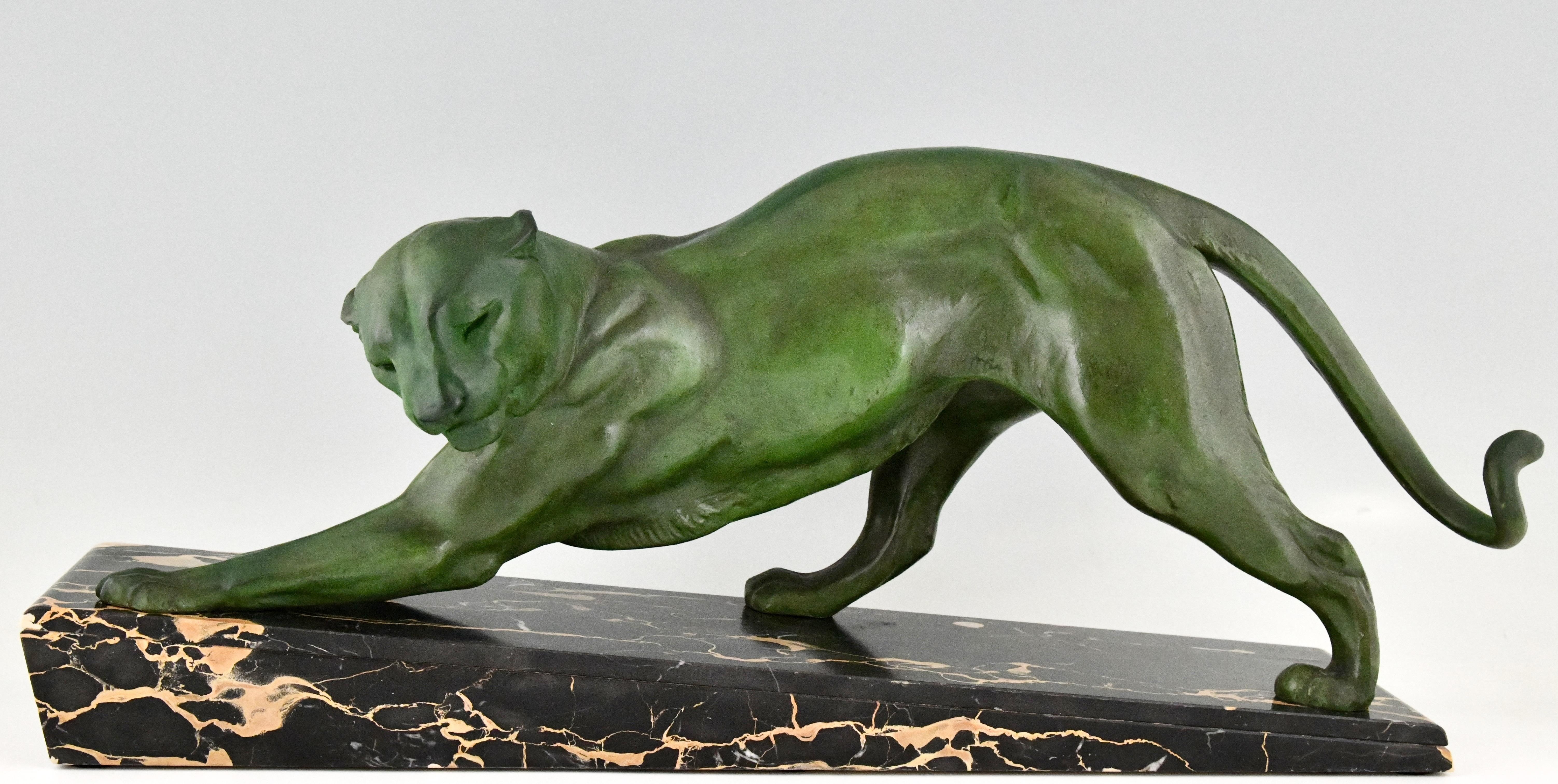 Sculpture Art déco d'une panthère par l'artiste français Plagnet. Cette sculpture en métal d'art a une belle patine verte et repose sur une base en marbre Portor. France ca. 1930.