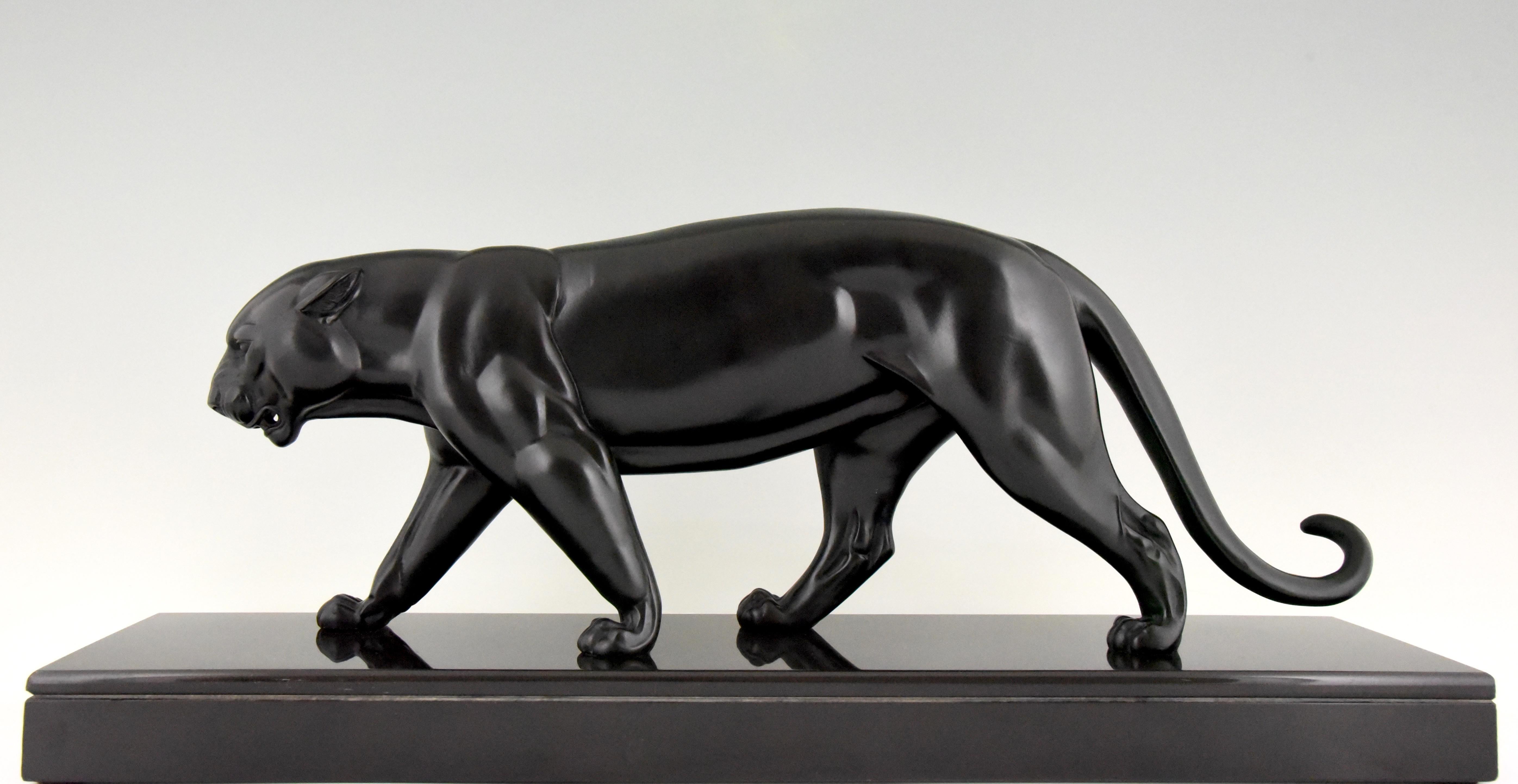 Stilvolle Art-Déco-Skulptur eines schwarzen Panthers. Patiniertes Kunstmetall auf einem Sockel aus schwarzem belgischem Marmor. Signiert von Irenee Rochard, Frankreich 1930. 
Literatur:
Tiere in Bronze von Christopher Payne. Club der