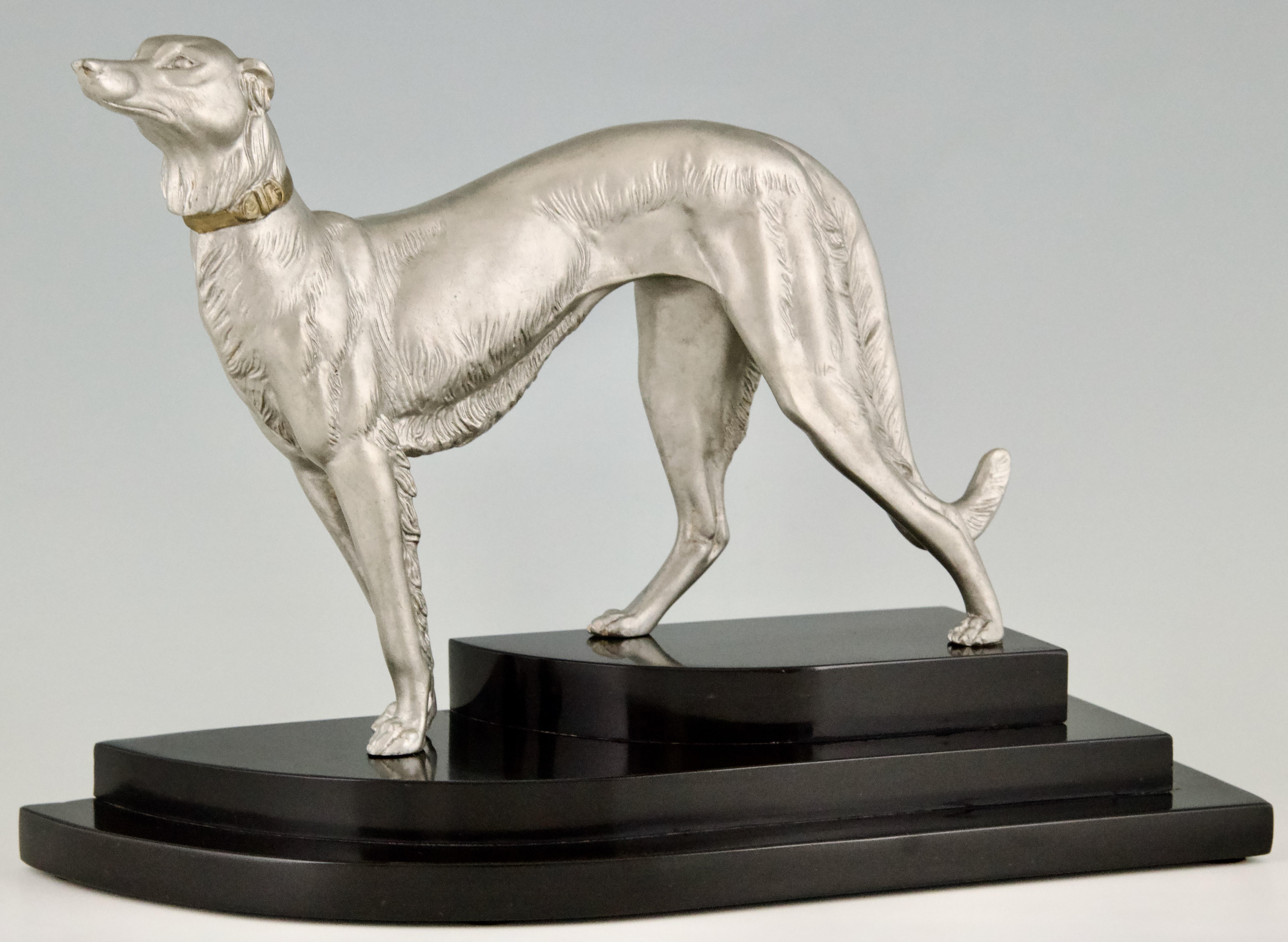 Sculpture Art Déco chien Borzoi signée par Irenée Rochard. 
Métal d'art patiné argenté sur une base en marbre noir de Belgique. 
France 1930. 
La littérature :
Animaux en bronze par Christophe Payne. Club de collectionneurs