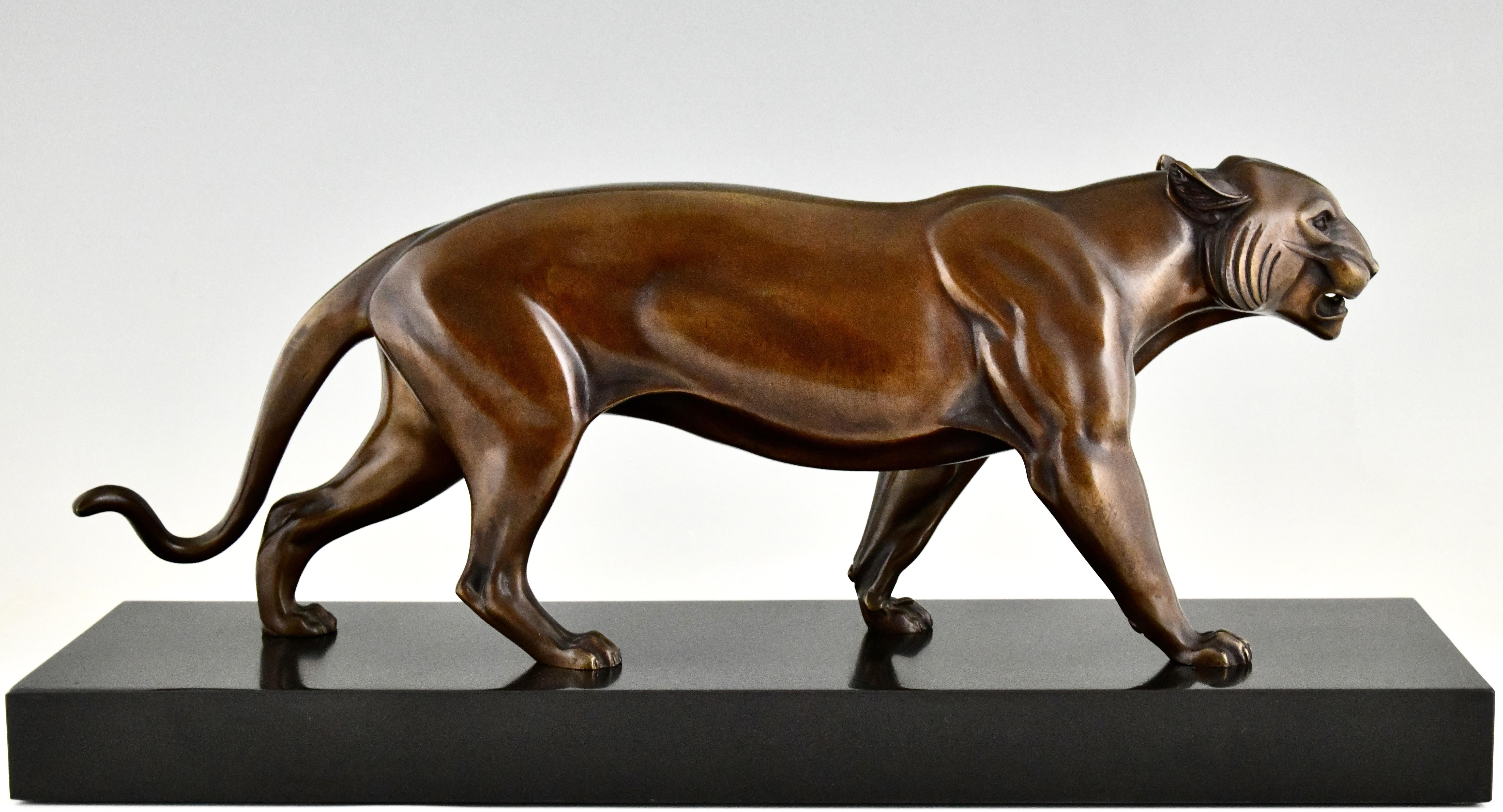 Milieu du XXe siècle Sculpture Art déco d'une panthère en bronze signée par Irenee Rochard France 1930 en vente