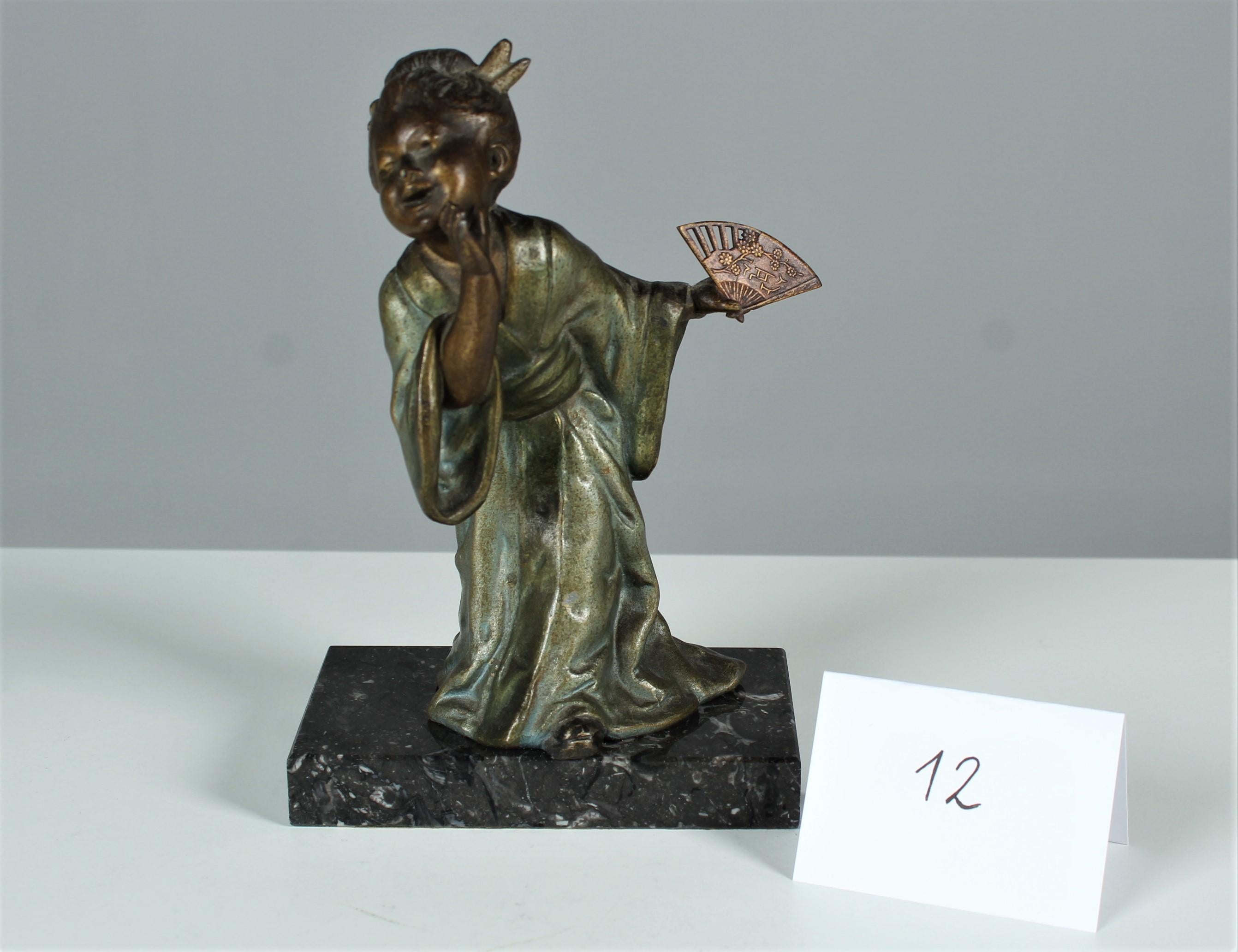 Français Sculpture Art Déco d'une jeune fille chinoise, Geisha, signée Géo Maxim en vente
