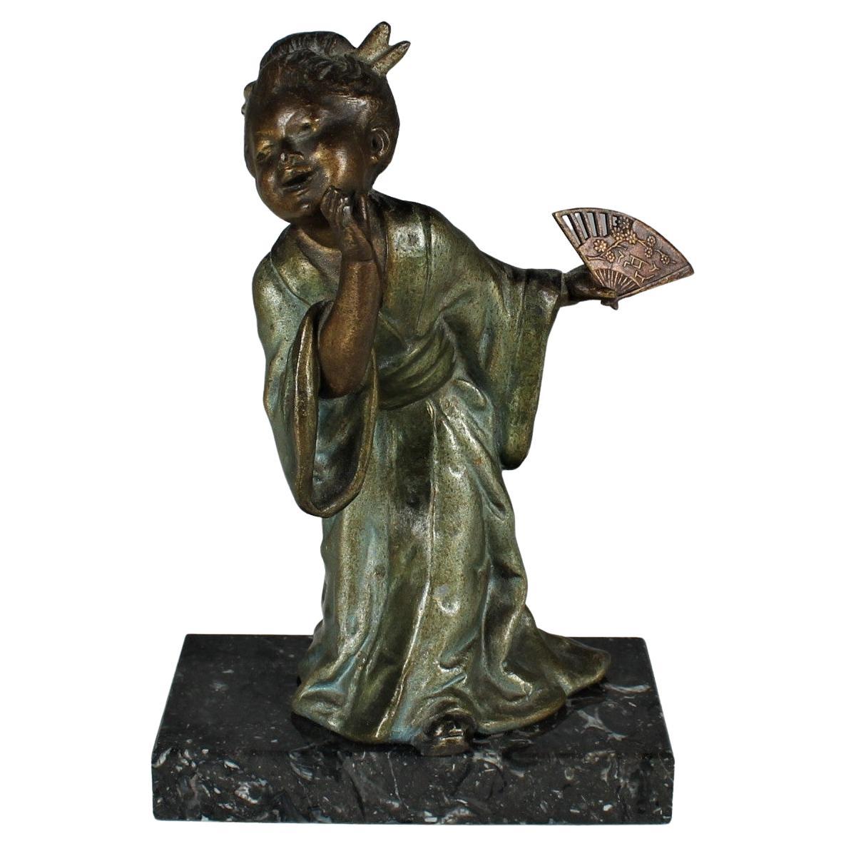 Sculpture Art Déco d'une jeune fille chinoise, Geisha, signée Géo Maxim en vente