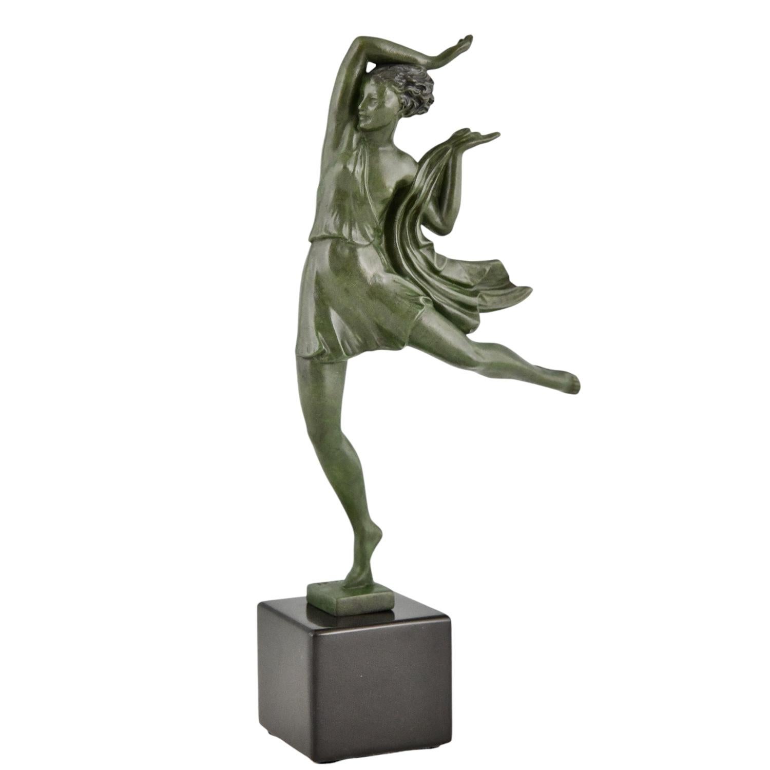 Scultura Art Deco di una ballerina Allégresse. 
Firmato Fayral, pseudonimo di Pierre Le Faguays. Francia 1930.
Fuso presso la fonderia Max Le Verrier. 
Metallo patinato su una base di marmo nero belga. 

Letteratura:
Max Le Verrier, un esprit Art