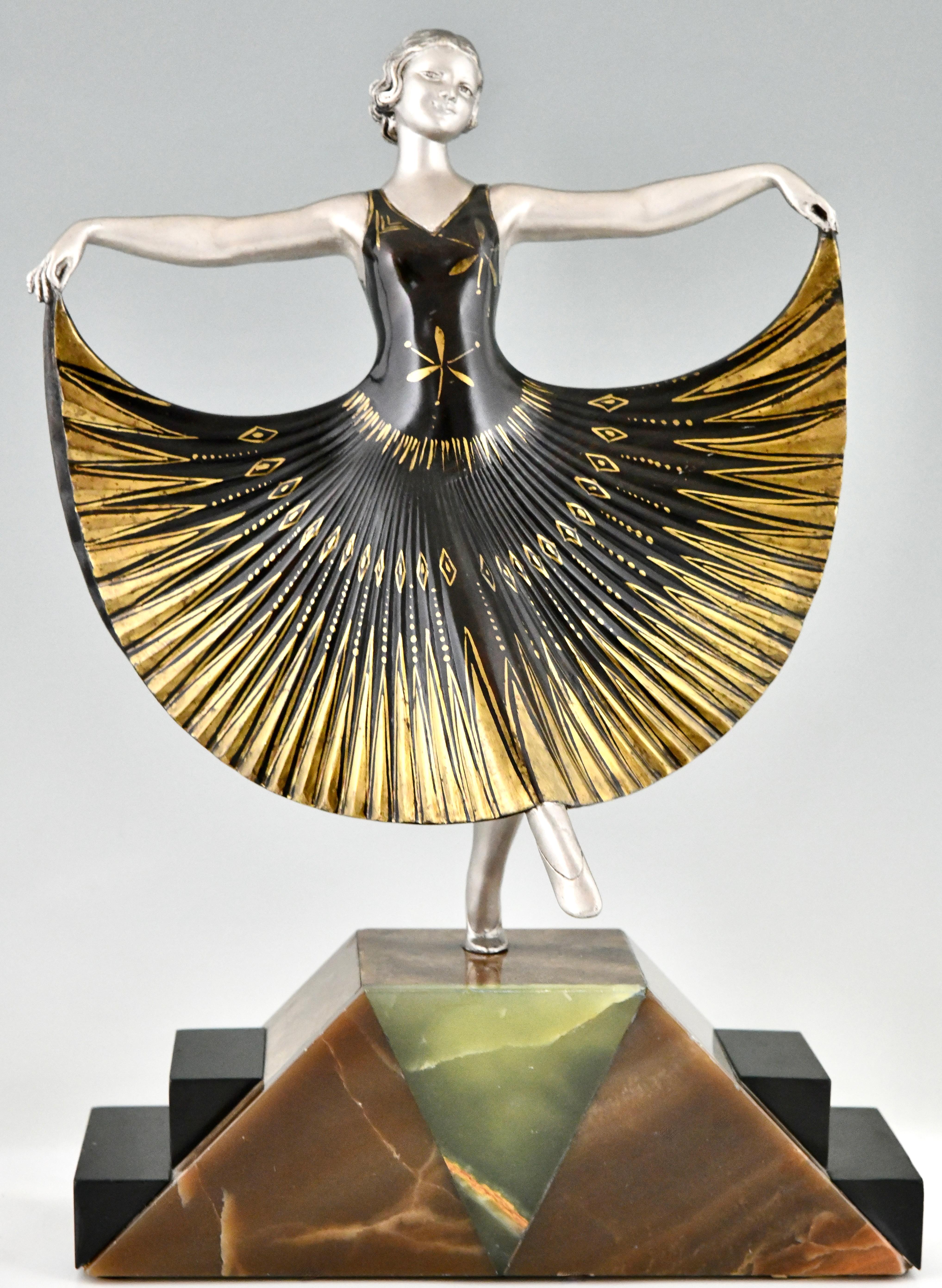 Escultura Art Déco de una bailarina firmada por Andre Gilbert.
Metal patinado sobre una base de mármol y ónice. 
Francia 1930