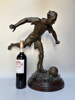 Art-Deco-Skulptur eines Fußballspielers
