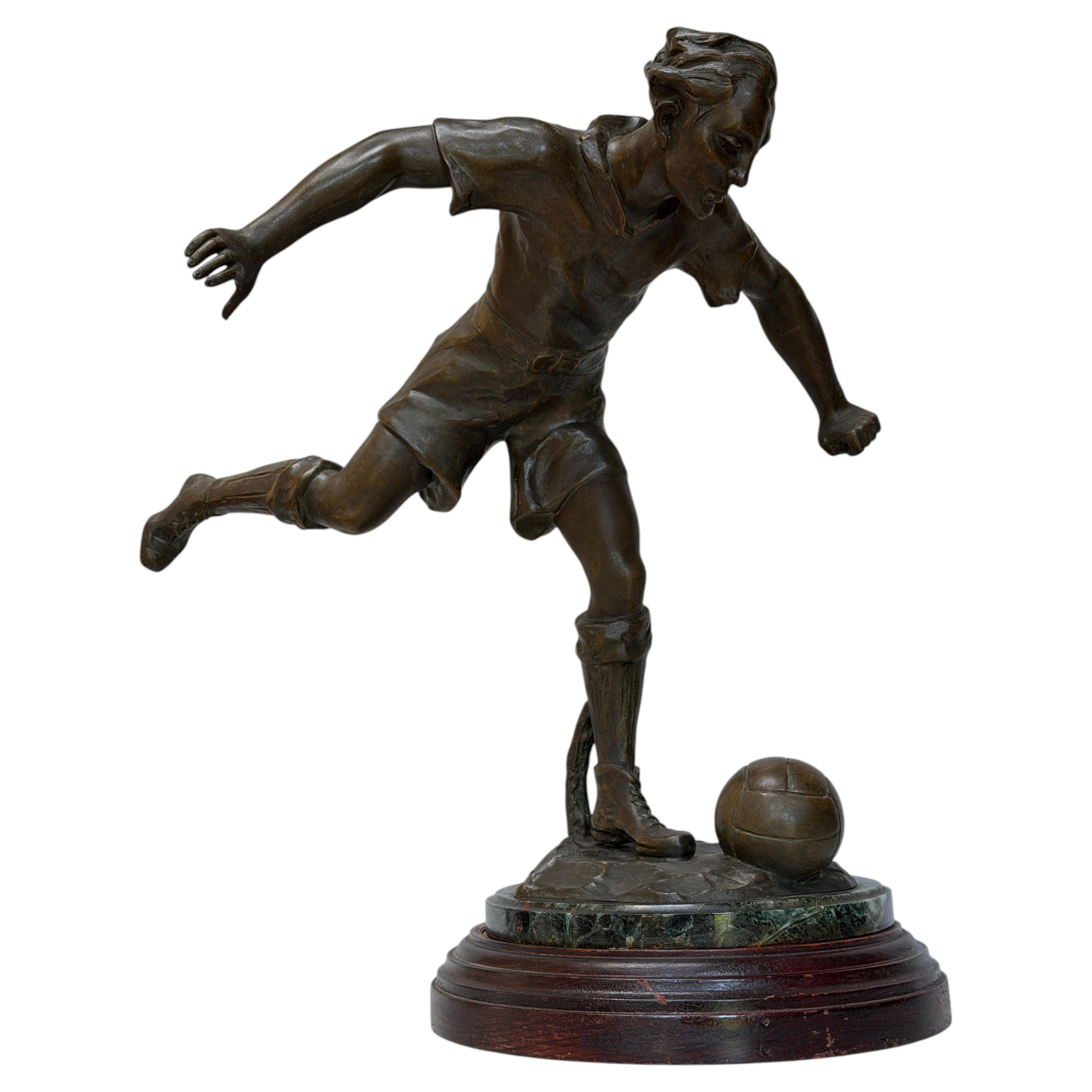 Scultura Art Deco di un giocatore di calcio in vendita