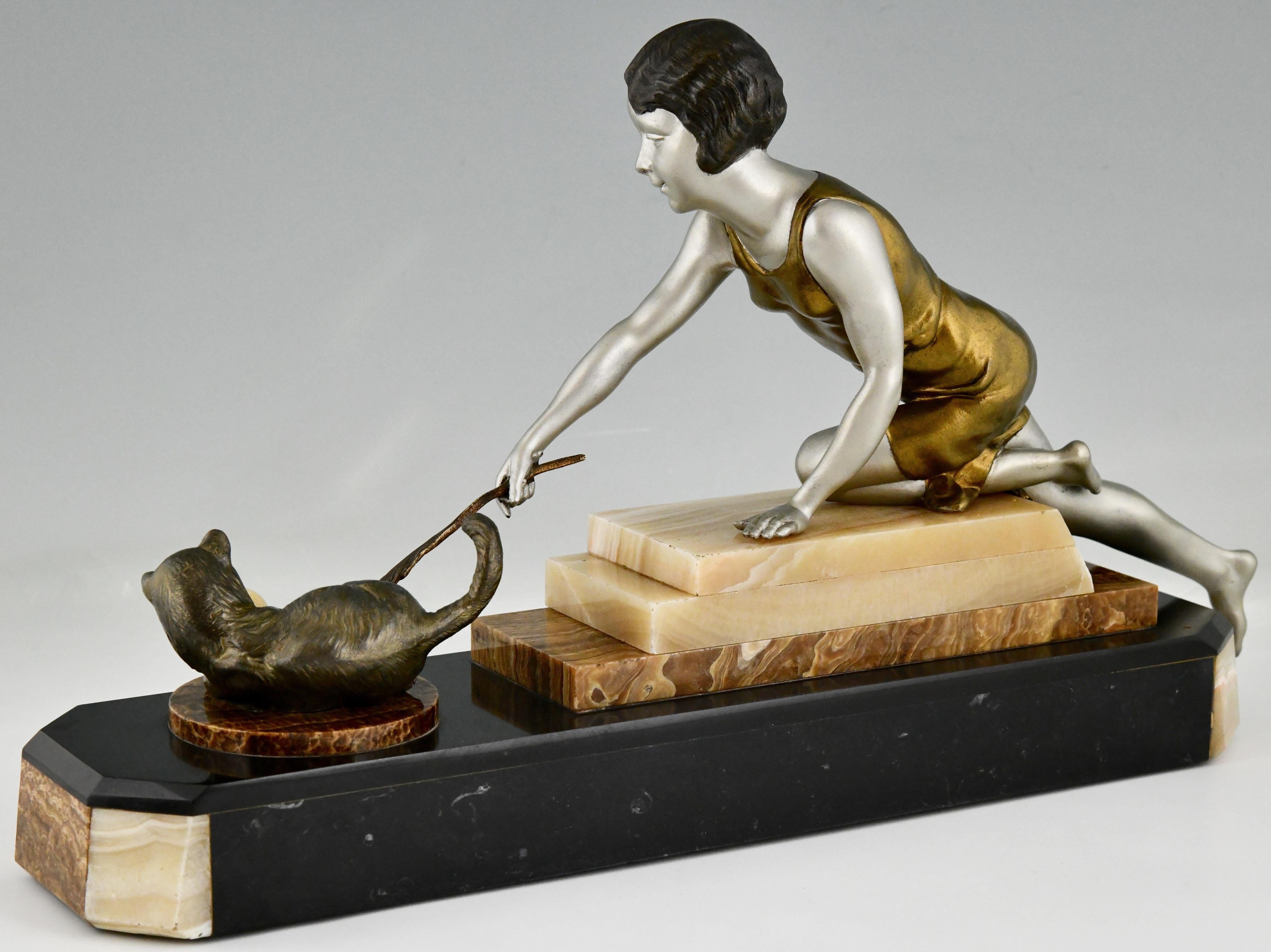 Art-déco-Skulptur eines Mädchens, das mit einer Katze spielt, von Uriano France 1930 (Patiniert) im Angebot